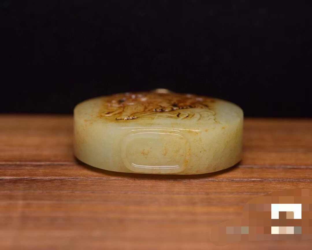 和田玉鼻烟壶，上山虎规格： 6.3×5.5×2.0厘米，重100克B H：000400