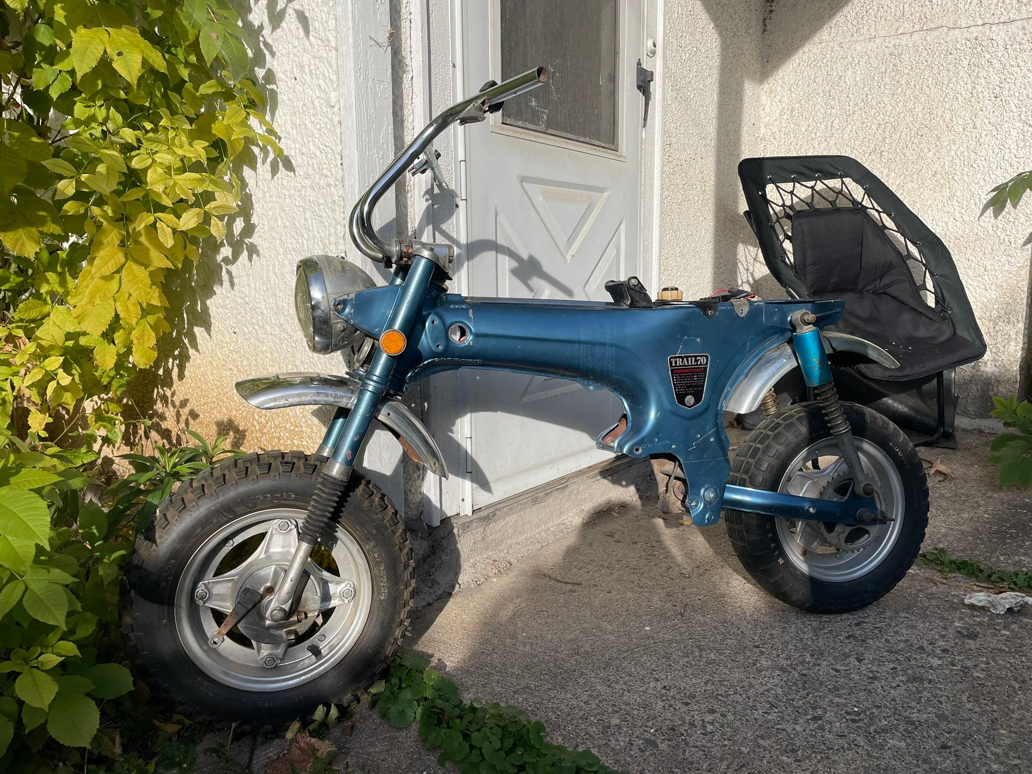 Restoring a Honda CT70 with Duplicolor paint