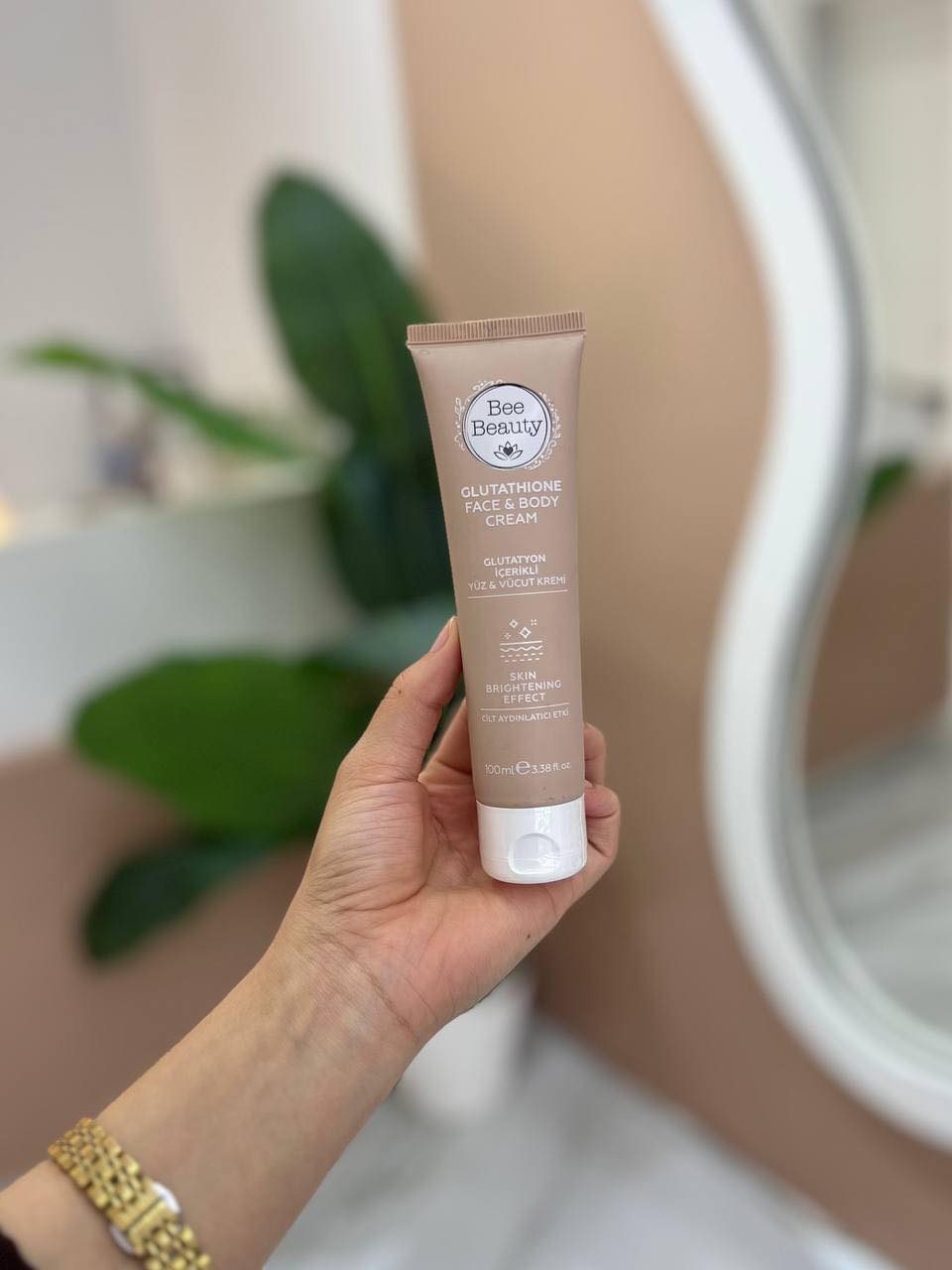 تبّي بشرة تضوي من أوّل ما تنوضي؟ 😉☀️ السر كريم Bee Beauty بالجلوتاثيون ينحّي التصبغات والبقع ويوححد لون بشرتك ويرطبها عالآخر ويعطيها نضارة تهبل طول اليوم بدون ما تزيّت😉💖