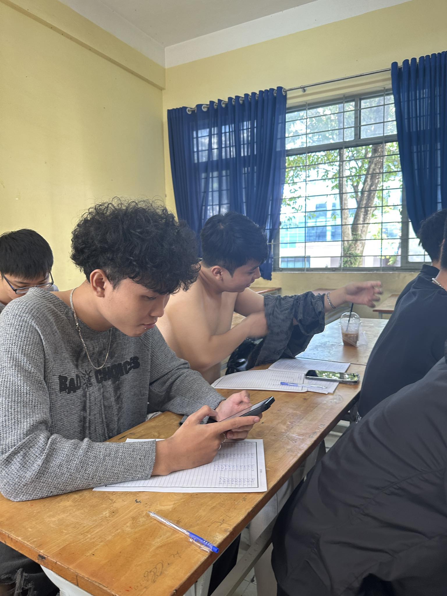 UTC2 Confessions - Nơi Chia Sẻ Cảm Xúc | Chào các em! Mình là binhtaybe ...