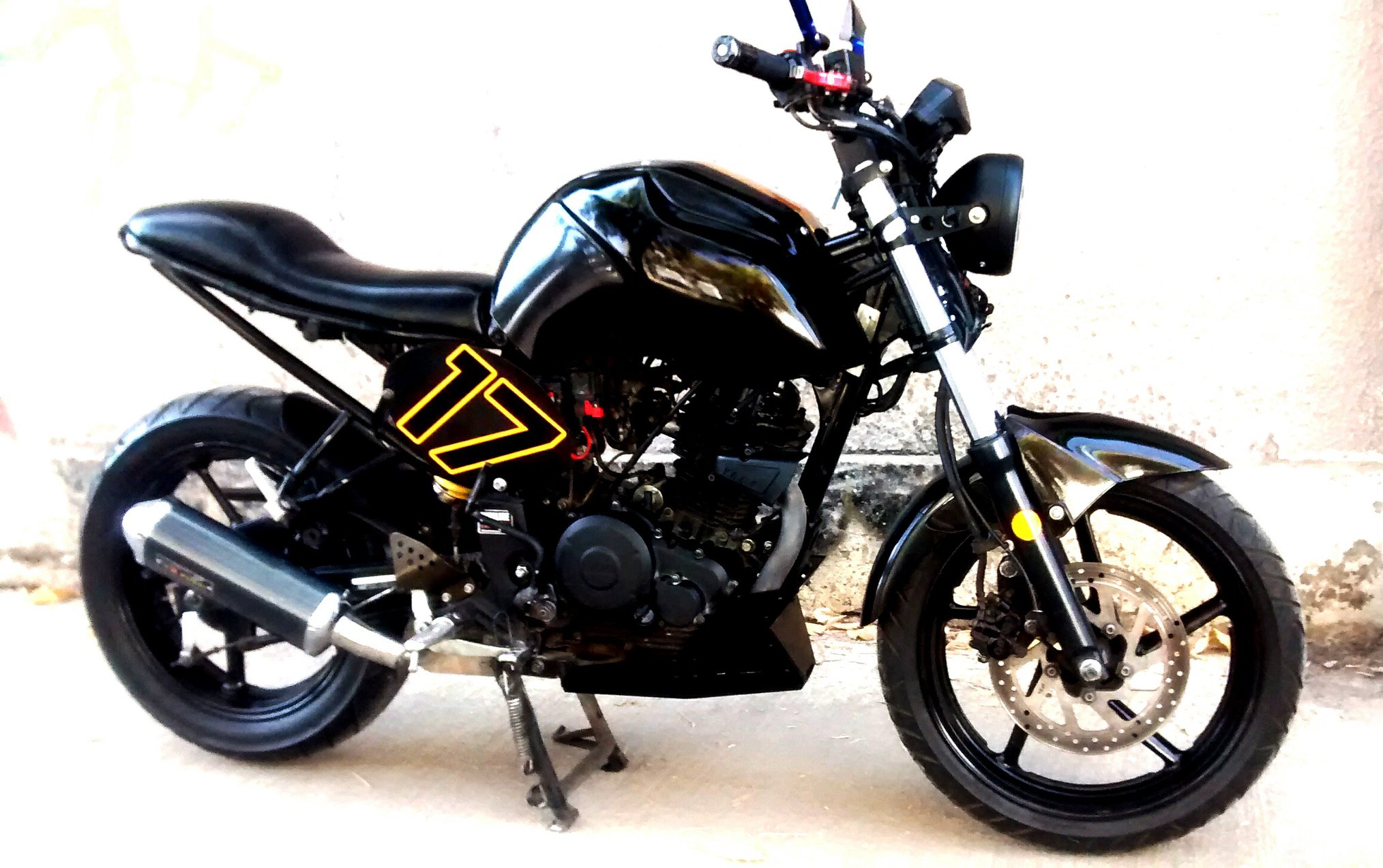 Moto Rabbit - yamaha fz modificada ya con su numero lista...