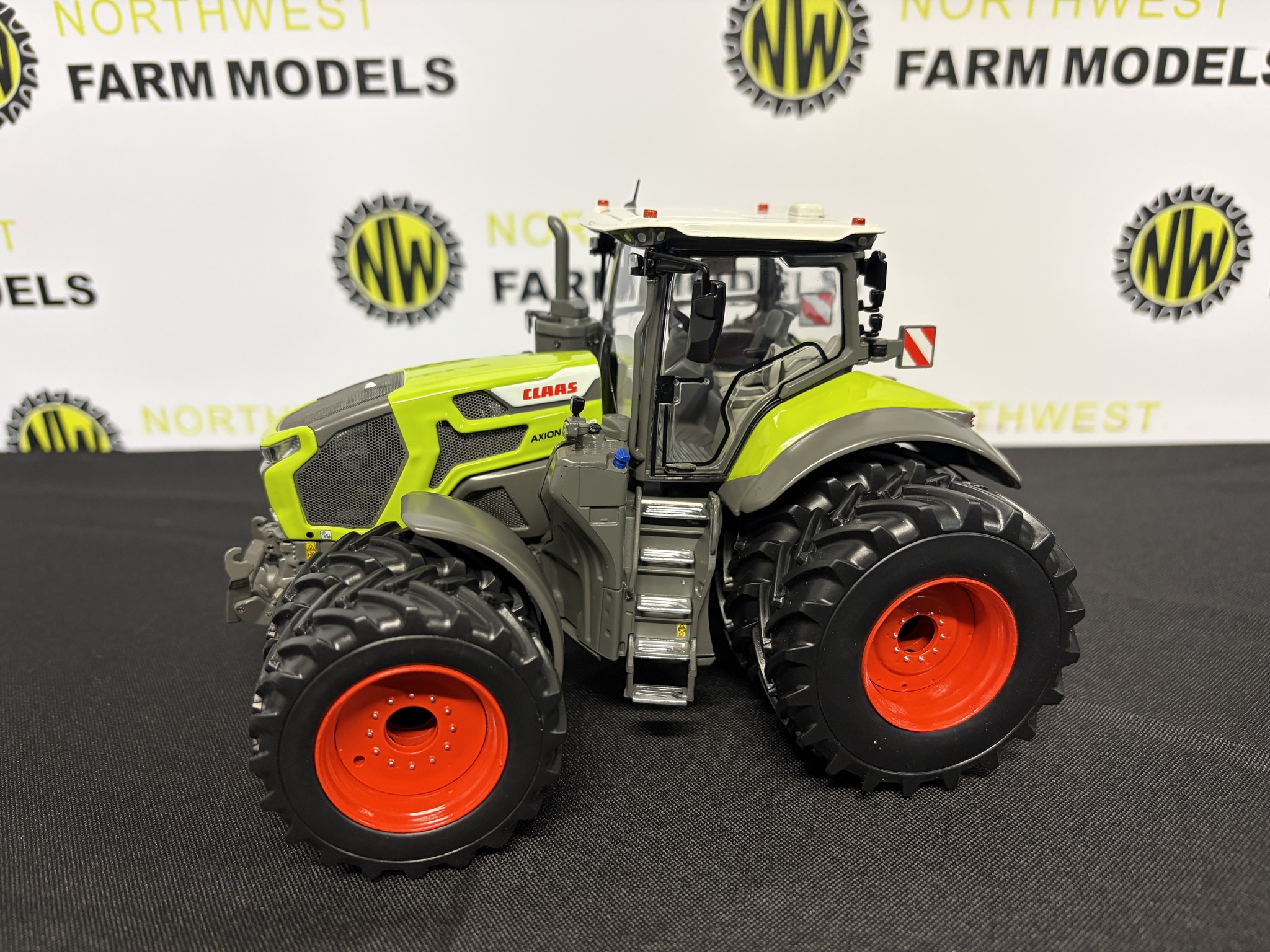 Modellino Universal Hobbies Scala 1:32 Fendt 516 Vario Con Caricatore Frontale