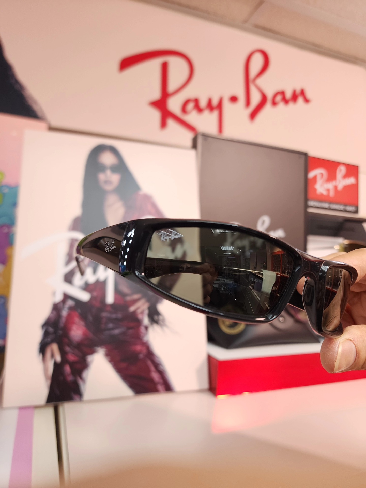 BLINKS ONLY: The Jennie Ray-Ban Collection. Get her look. Right
