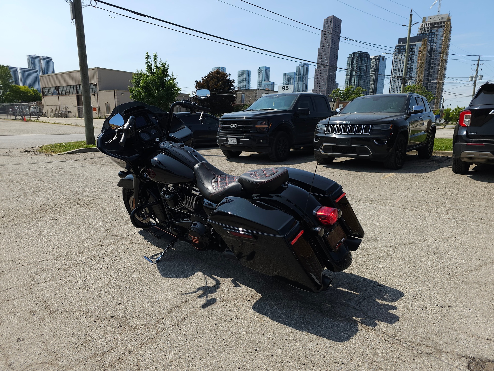 WoWzErS 👀 Check out this 2023 CANADIAN Harley-Davidson Road