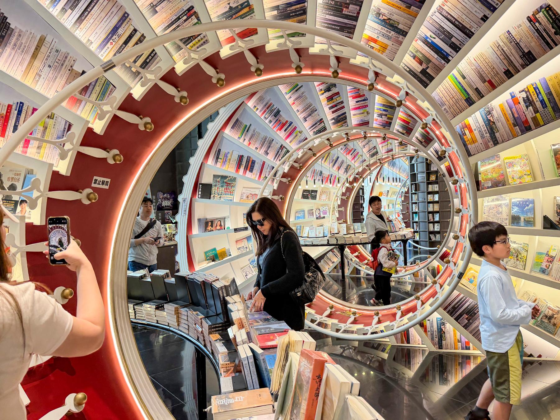 MAGIC SHOP フォトブック OSKA・CHINA 2019 Weekend vibes at Shenzhen's most stunning bookstore. Readers flock