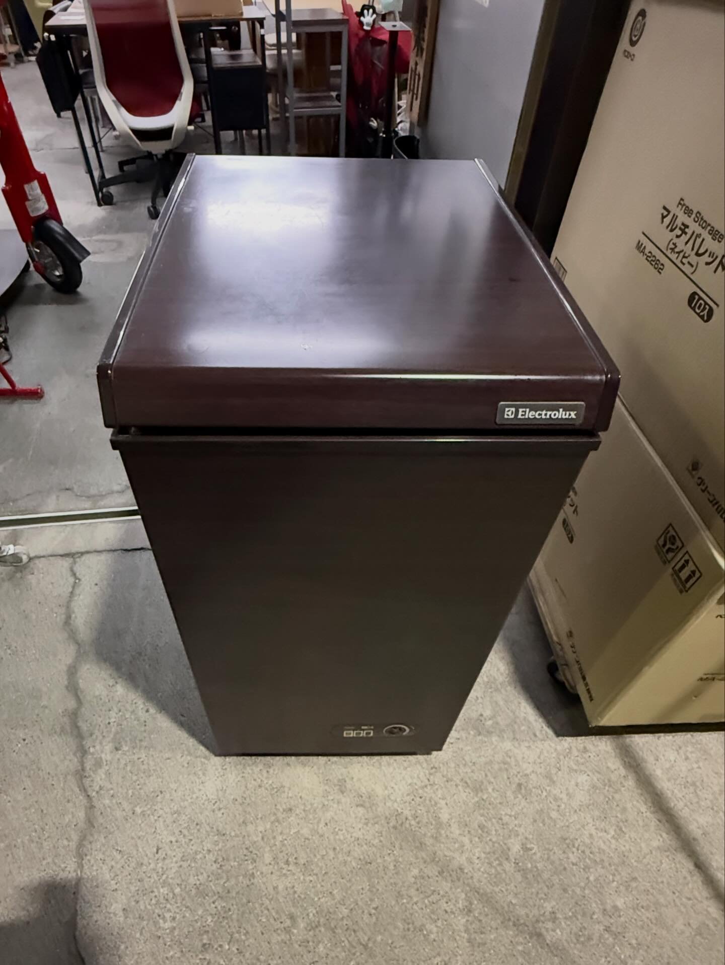 Electrolux 縦型冷凍庫 ダークブラウン　木目調　冷凍ストッカー　65L 商品入荷致しました！ 商品名 Electrolux/エレクトロラックス