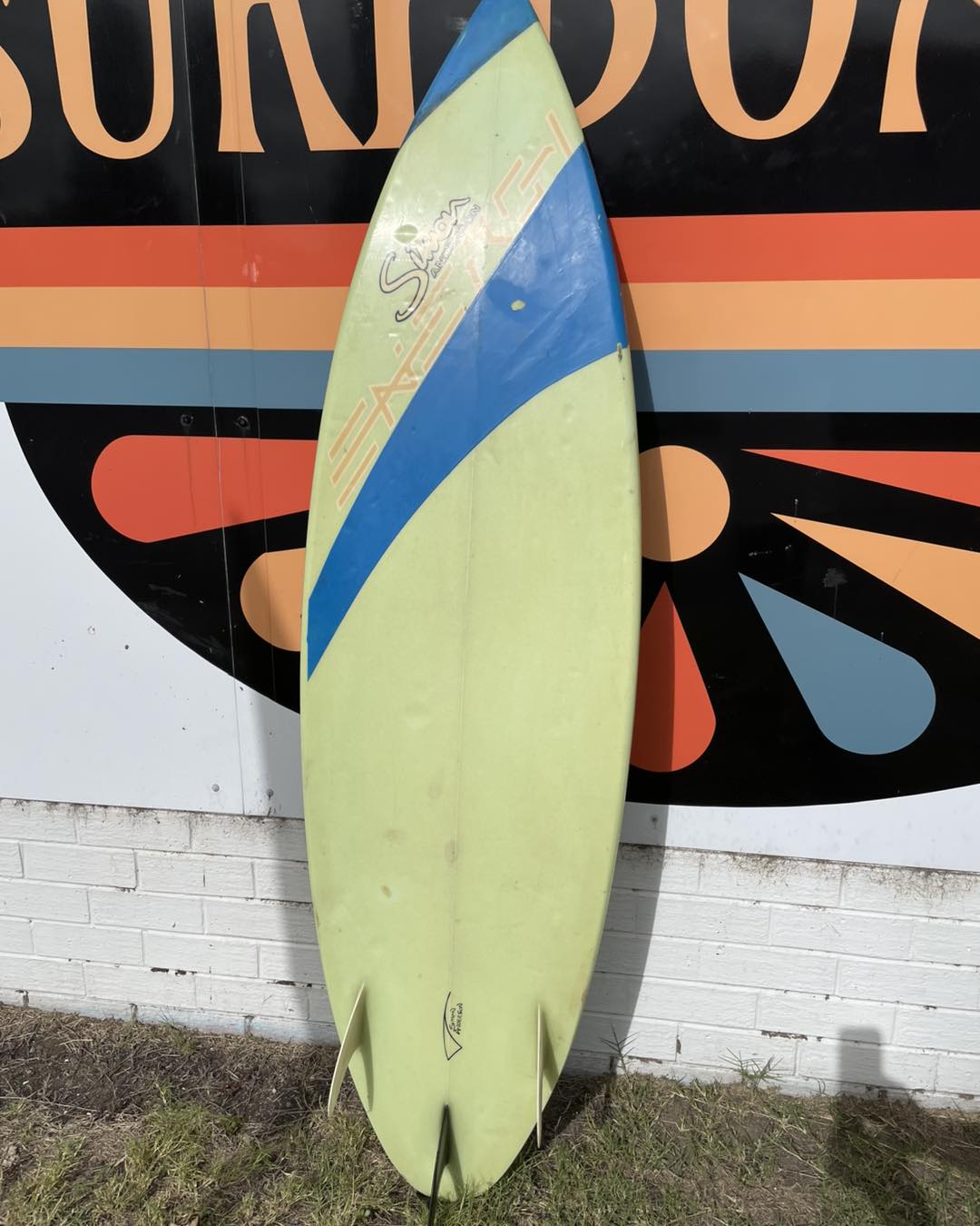 Grey's Pick A 6'2 Simon Anderson thruster with fixed fins. The red