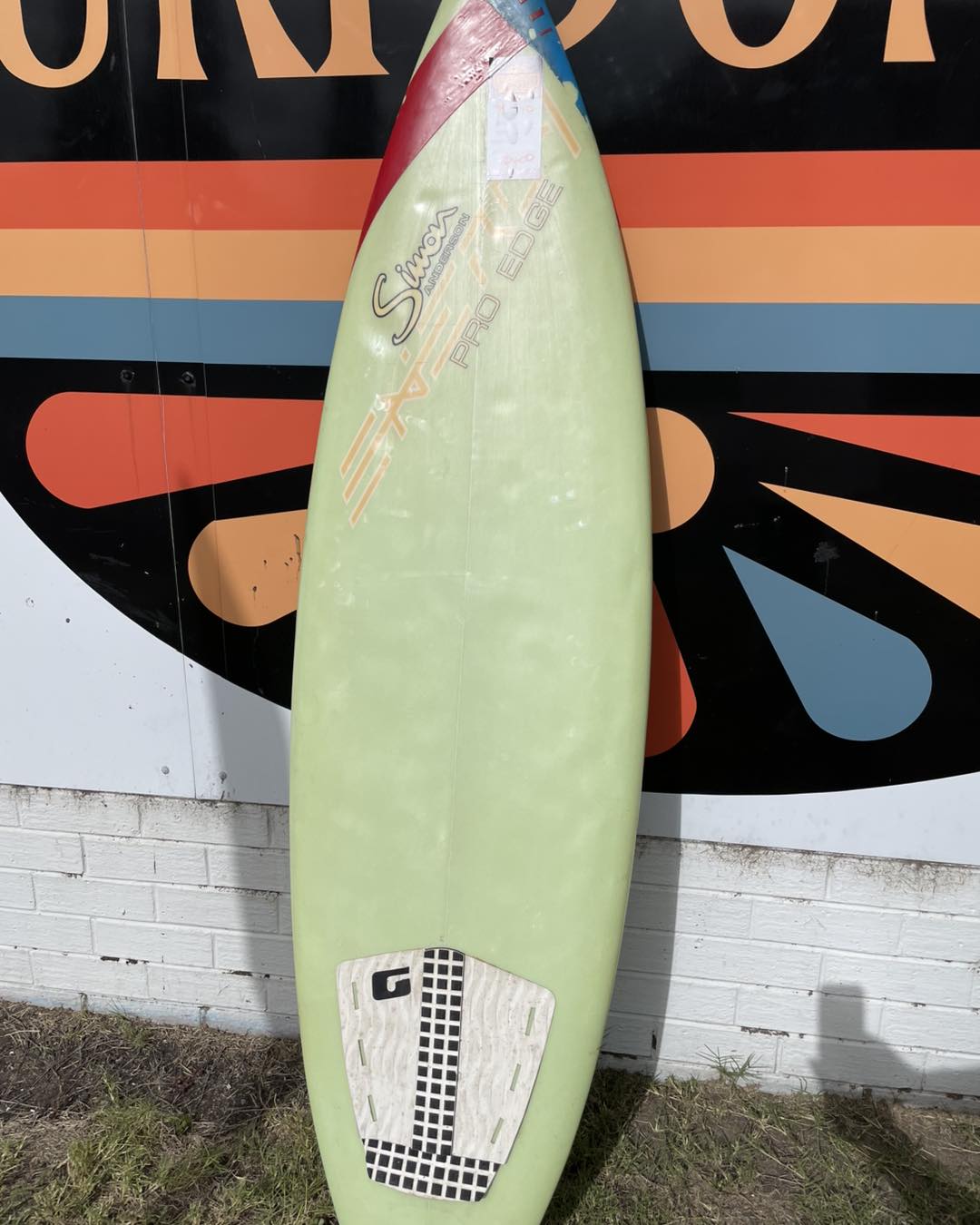 Grey's Pick A 6'2 Simon Anderson thruster with fixed fins. The red