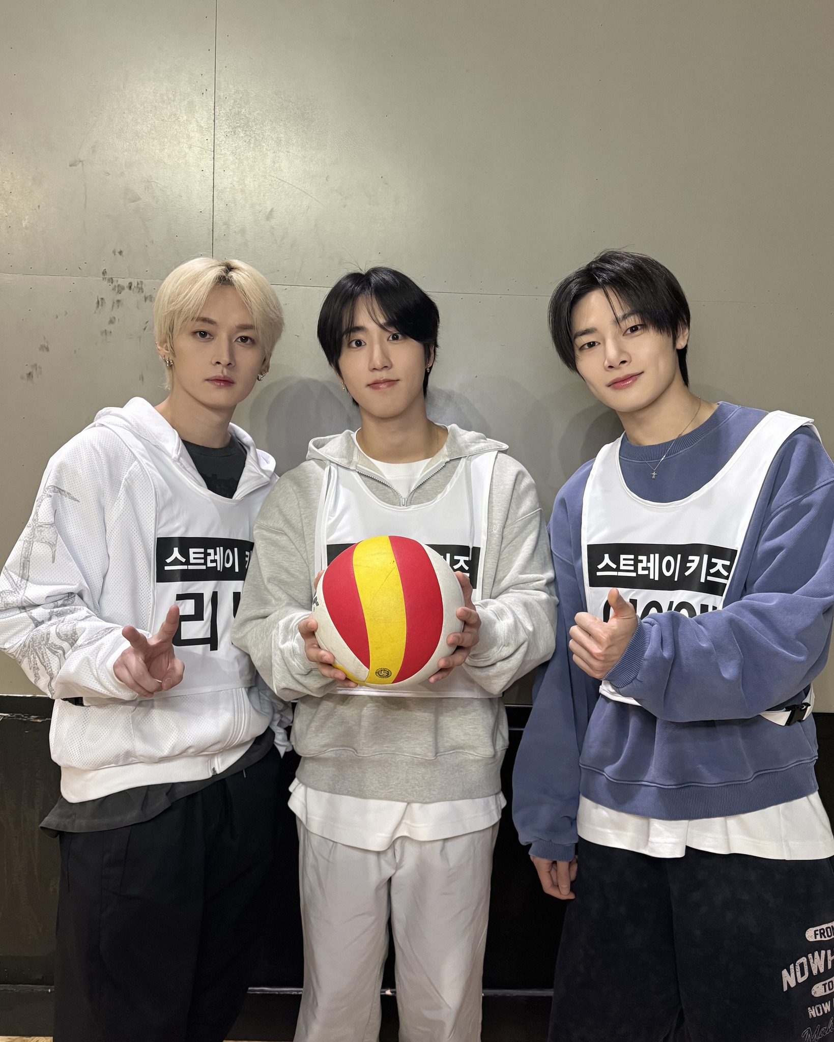 Stray - [SKZ-BEHIND📸] 이제 공이랑 한발짝 가까워진 것 같기도🐰🐿🦊 ☁ https://youtu.be ...