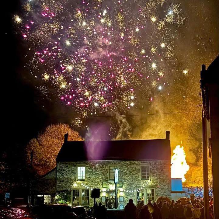 The Compton Inn - Please see photos for our current menus.... | Facebook