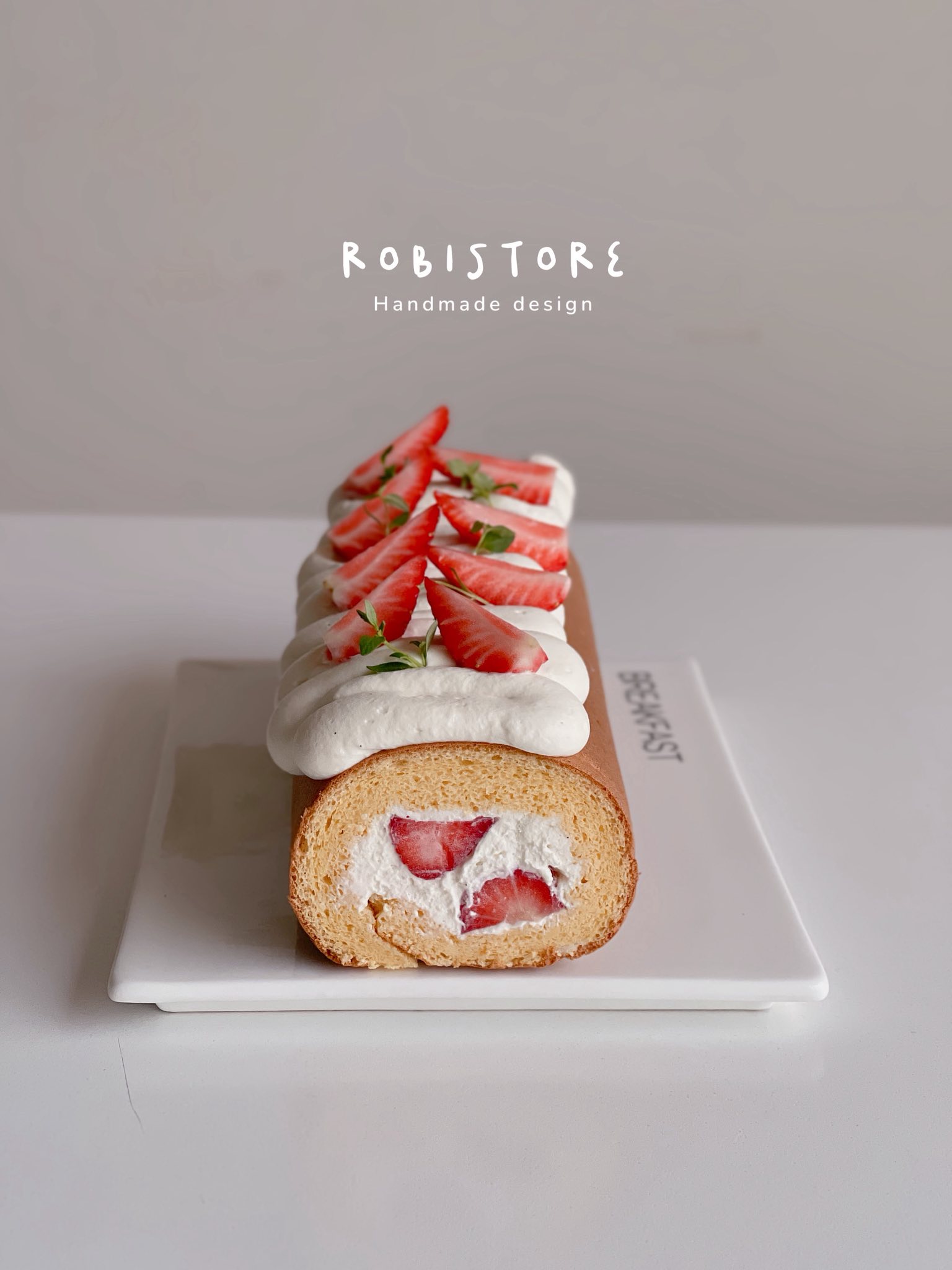 Robi store - 每年跨年都要有草莓蛋糕🍰 今年懶得弄上面，直接來回擠😳 結果比想像中可愛，... | Facebook