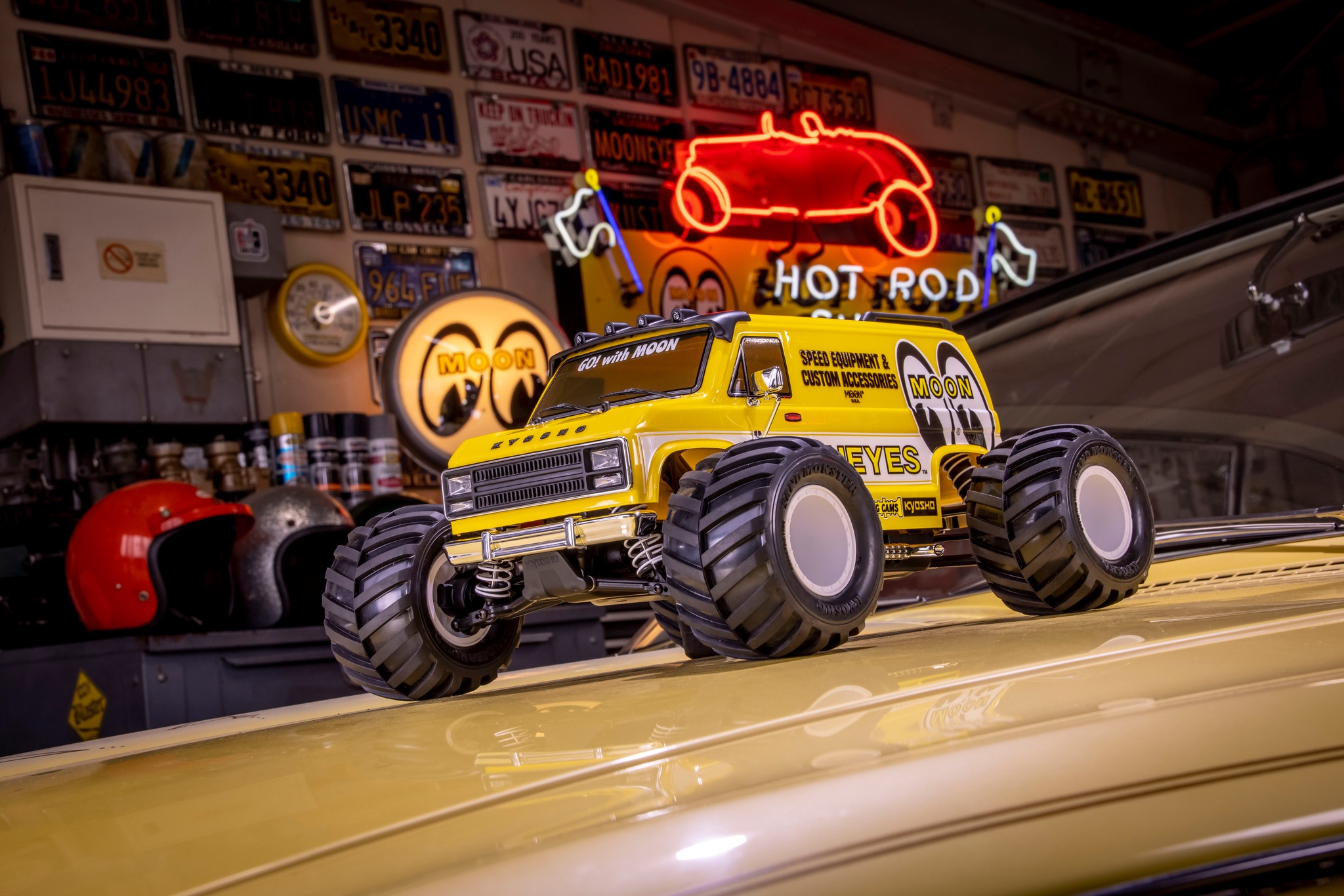 Now Shipping! MOONEYES × Kyosho MAD VAN🔥 Iconic yellow & black