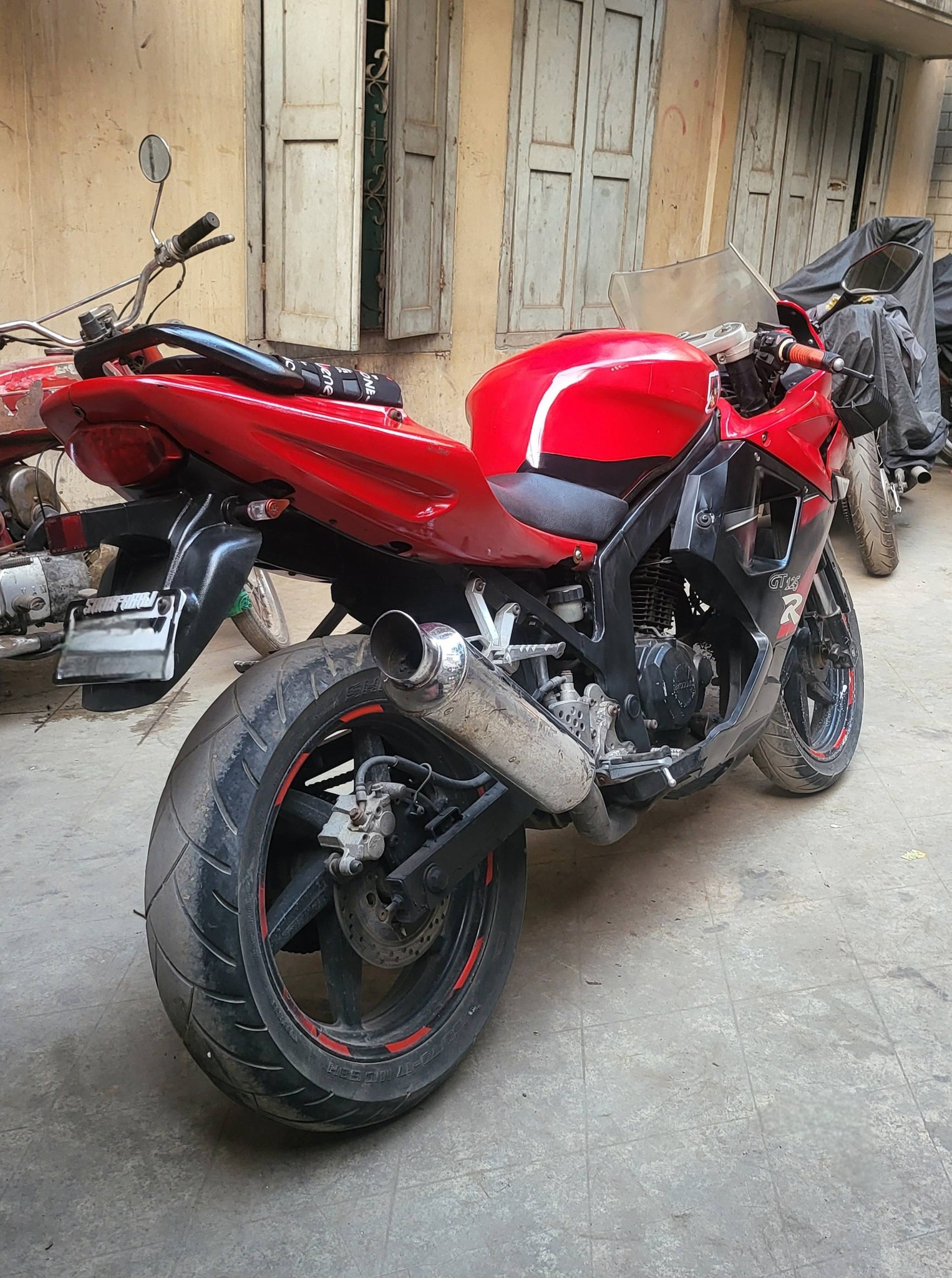 Hyosung GTR 1st model which is replica of the Hayabusa. Extremely