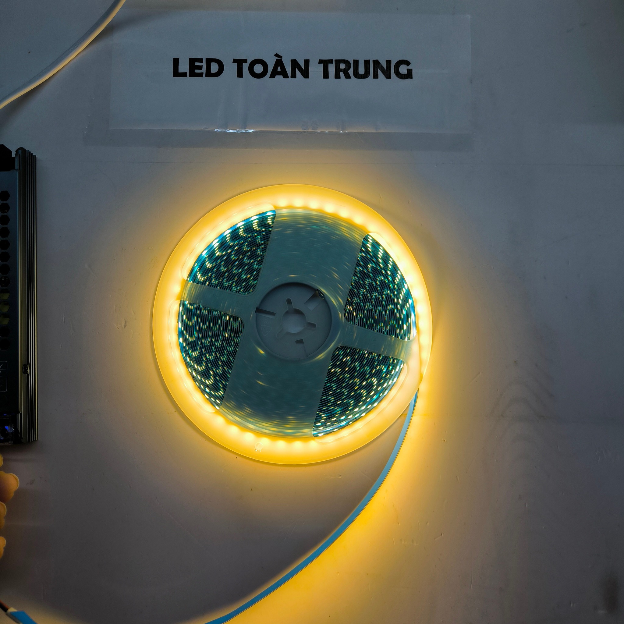Led Toàn Trung