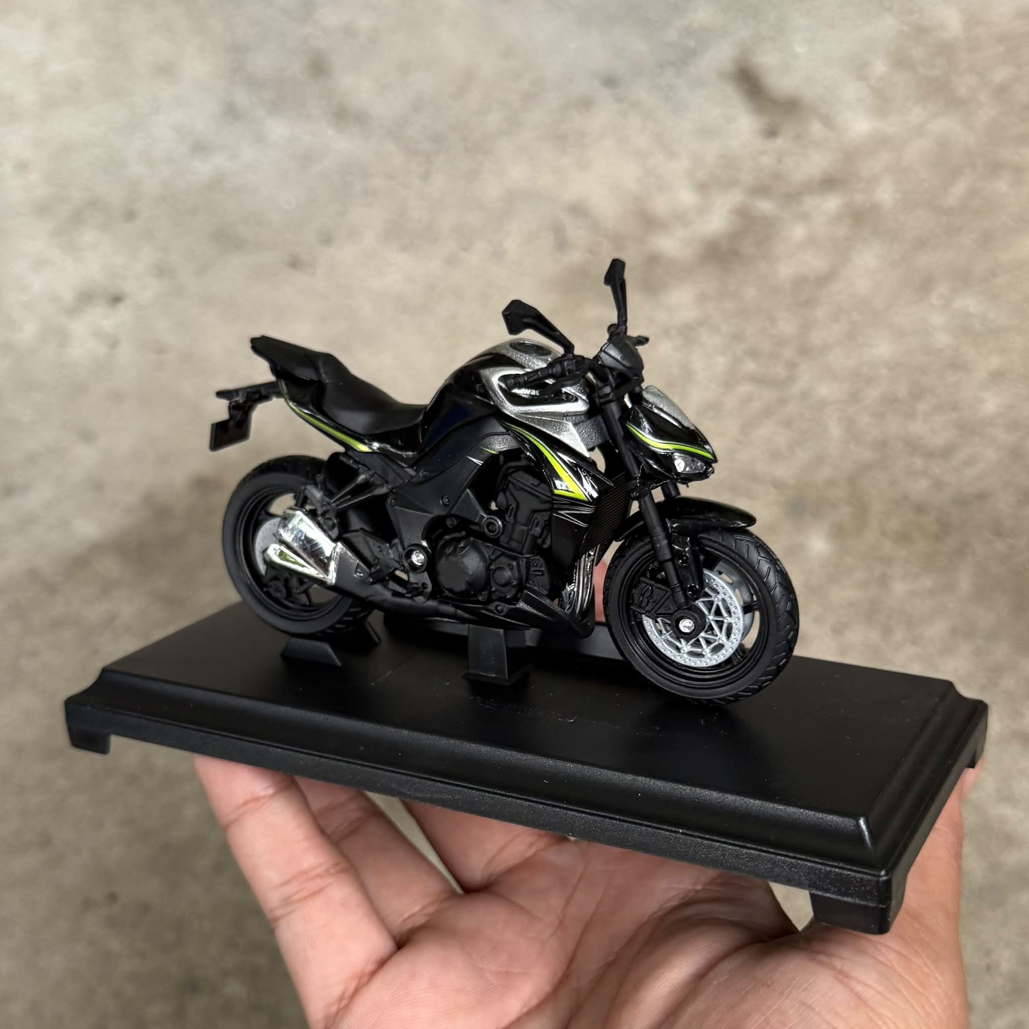 Kawasaki z1000 1:18 diecast motorcycle model