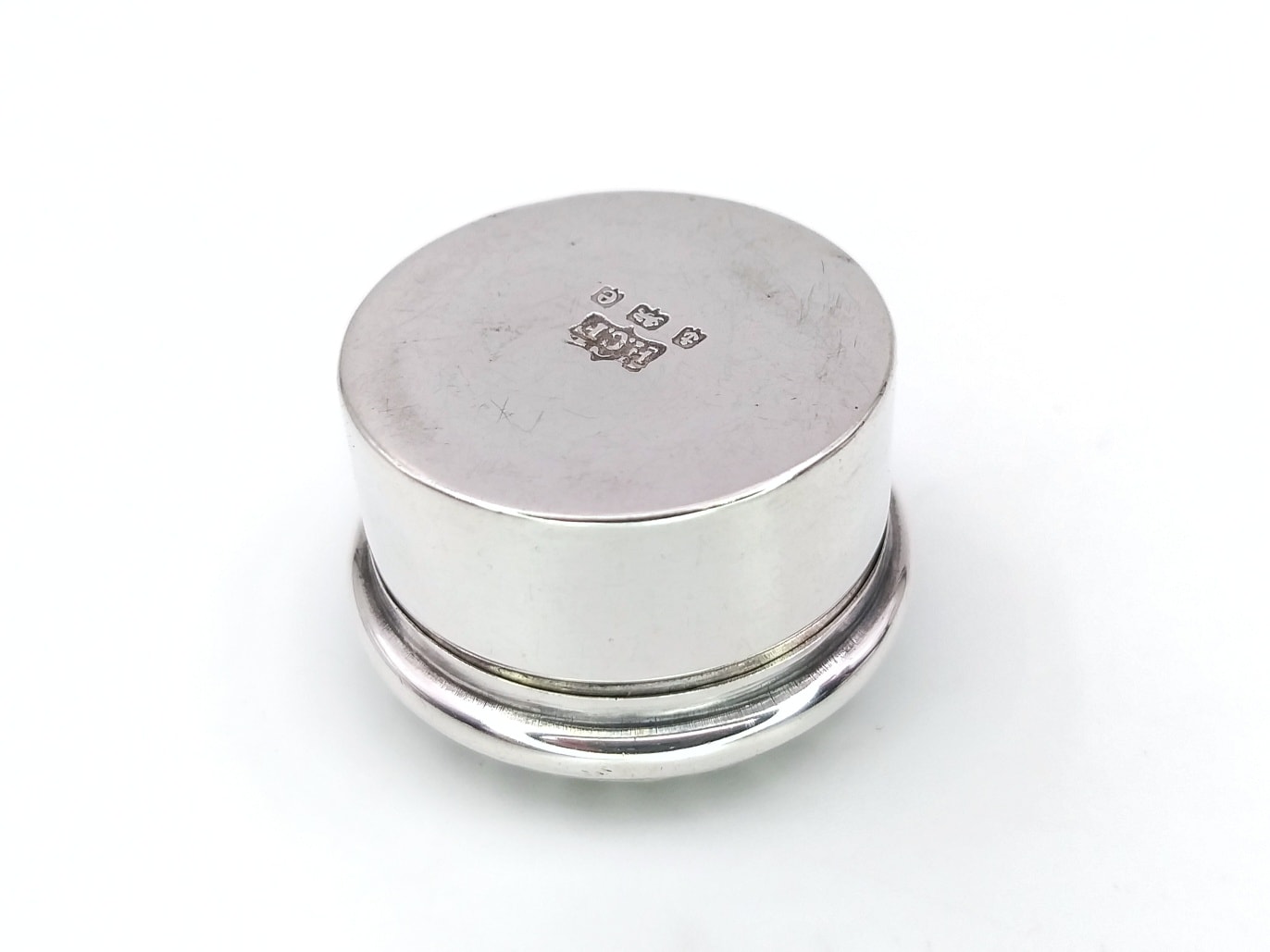 Edwardian sterling silver pill box. Hallmarked for Birmingham 1904 
