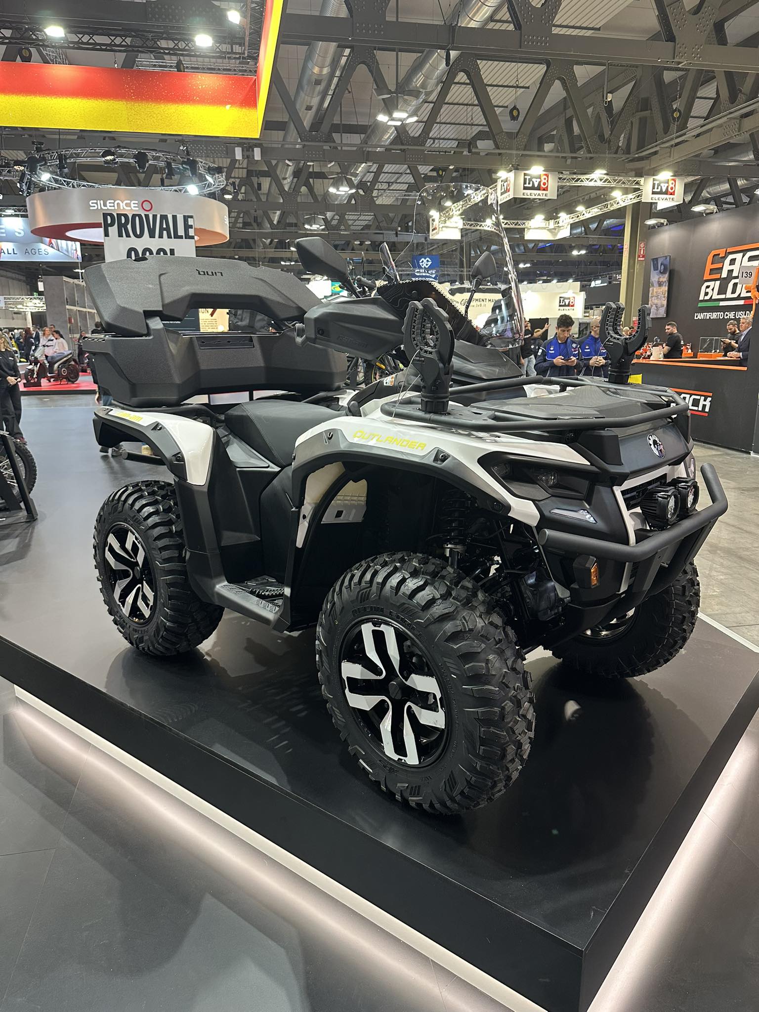 KD - En direct du magnifique salon de la moto de Milan 🤩 Un max de ...