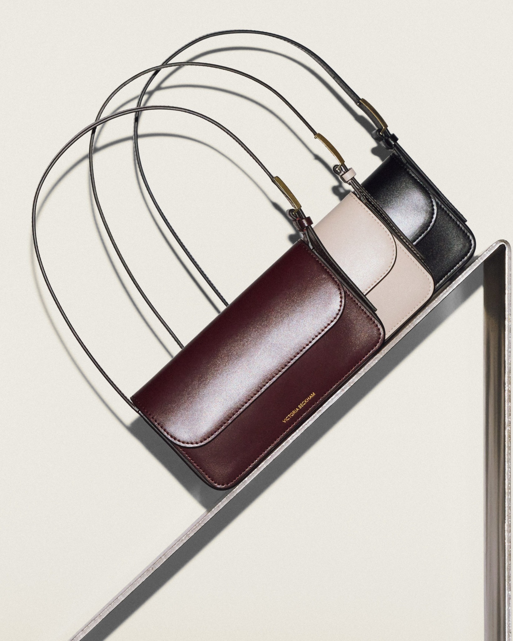 NEOUS ネオアス DELPHINUS This NEOUS' 90s-inspired Delphinus shoulder bag is a must-have for