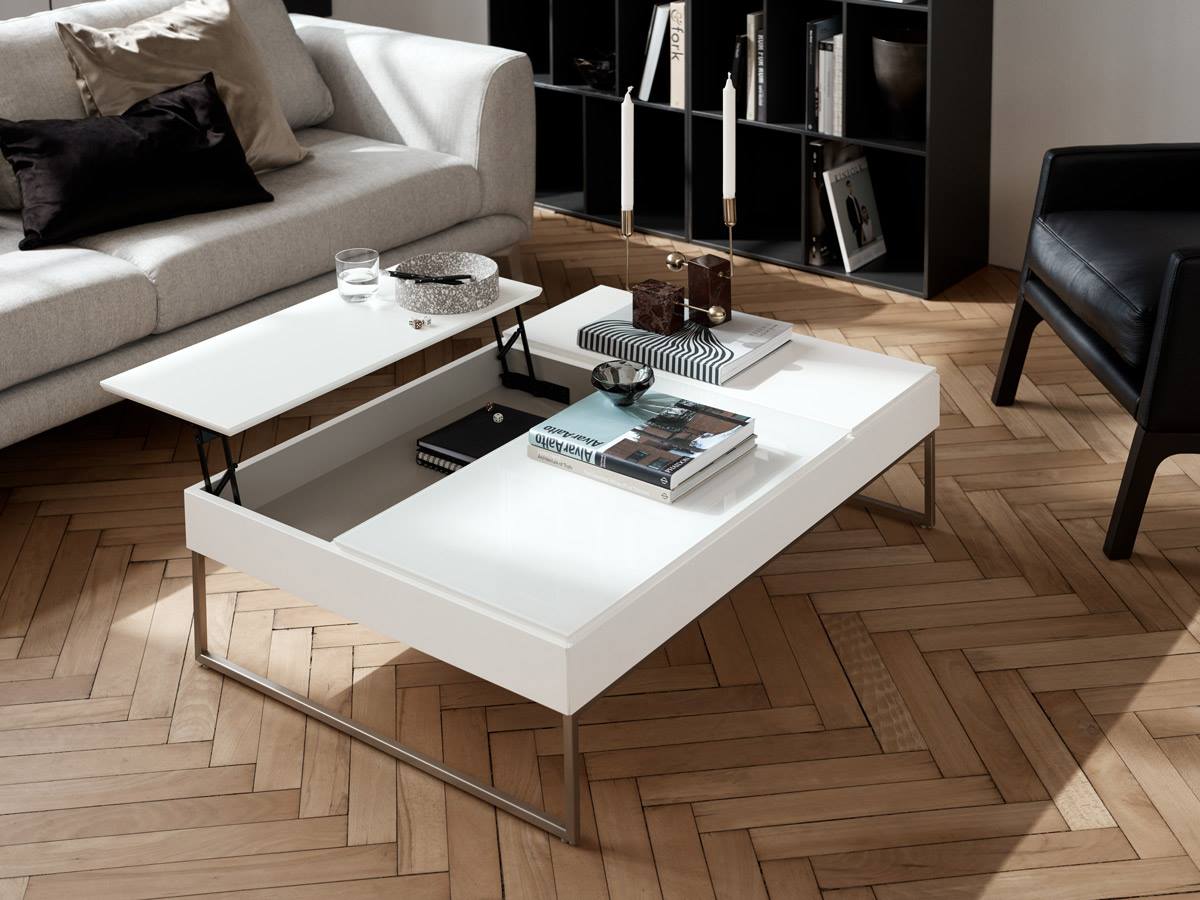 Hin und wieder darf man am Sofa essen, oder? Mit dem funktionalen Chiva Couchtisch kein Problem