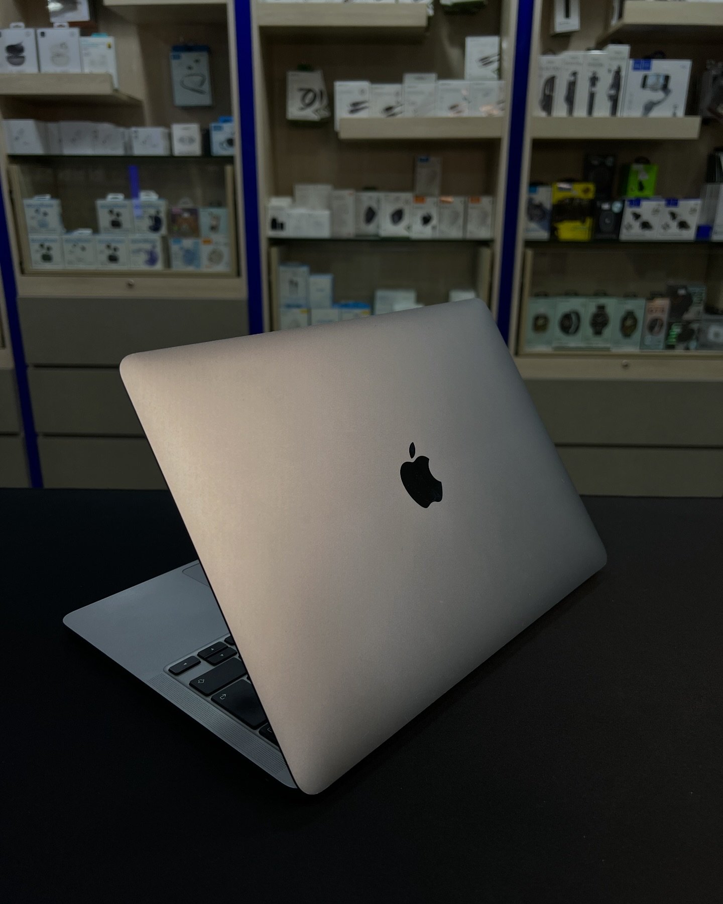 Used MacBook Pro 2020 13 Inch: - Intel Core i7 - ⁠1TB SSD, 16GB 