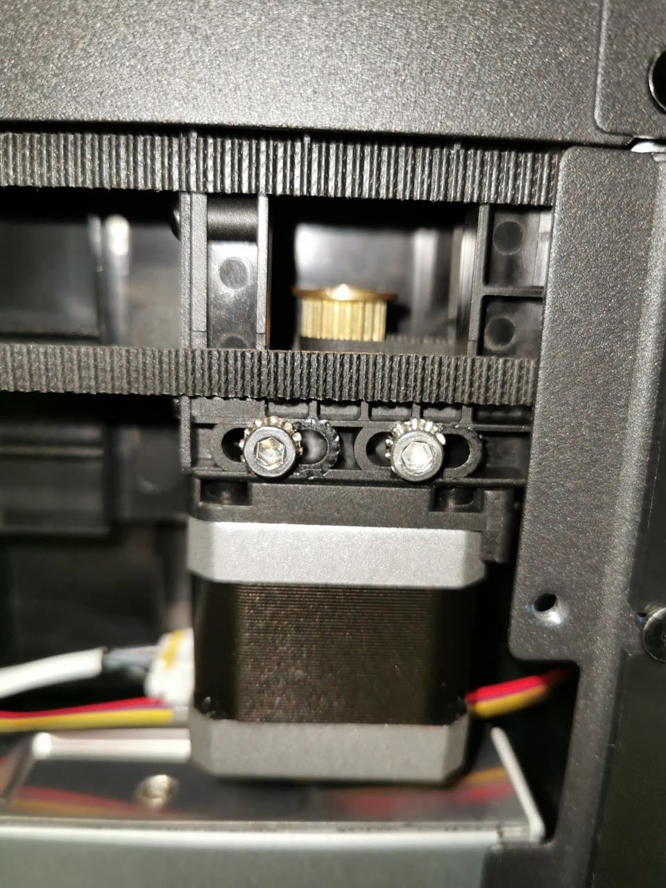 Hi, do you know how to adjust the belts using the screws on the