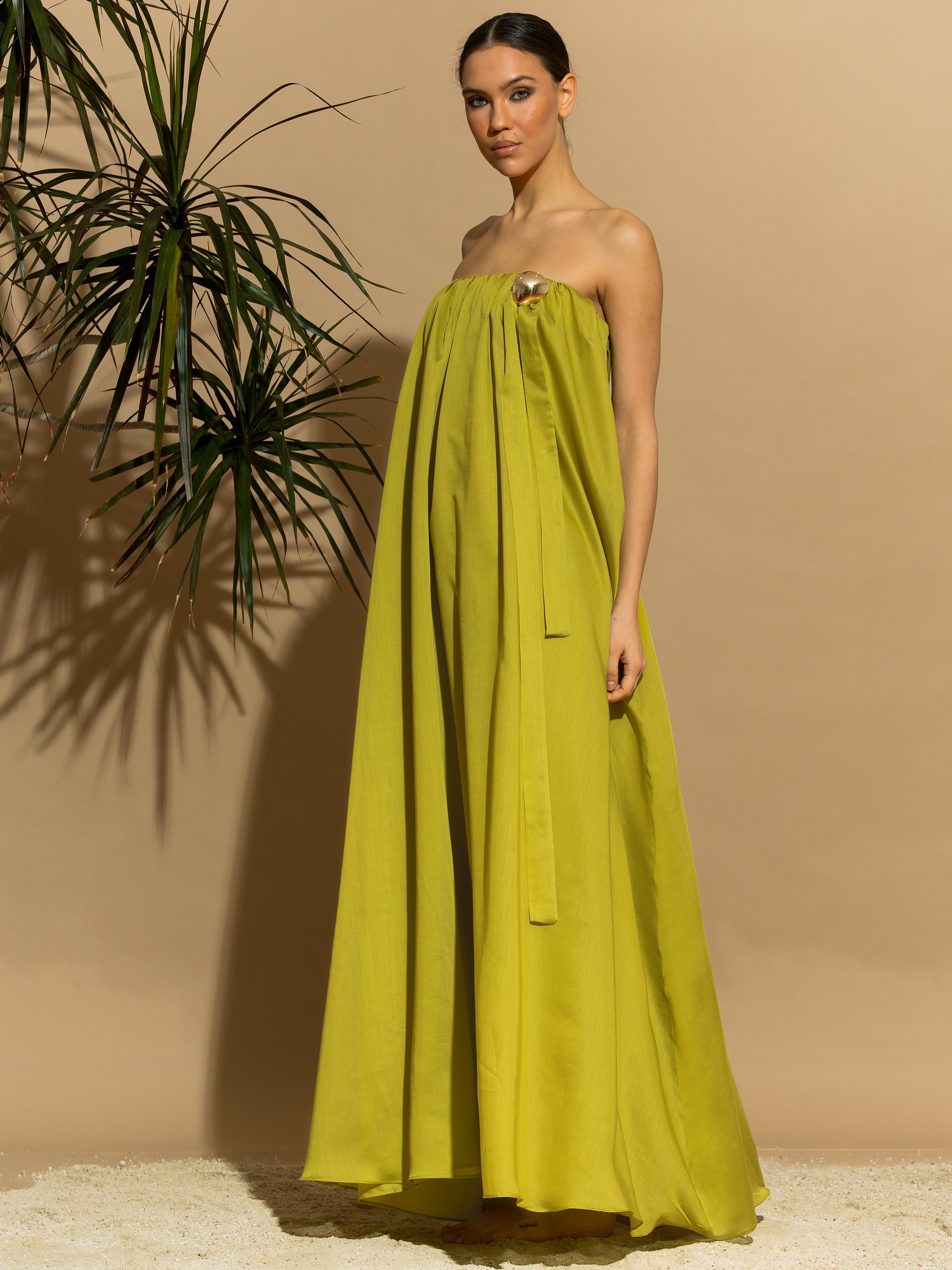 layered strapless summer dress Maxi Tencel Elevate your wardrobe with this stunning, eco-conscious luxury maxi strapless dress. Designed with a long volumous silhouette, it features a sophisticated minimal aesthetic with a double-layered Tencel™ JUNE24_15OFF
