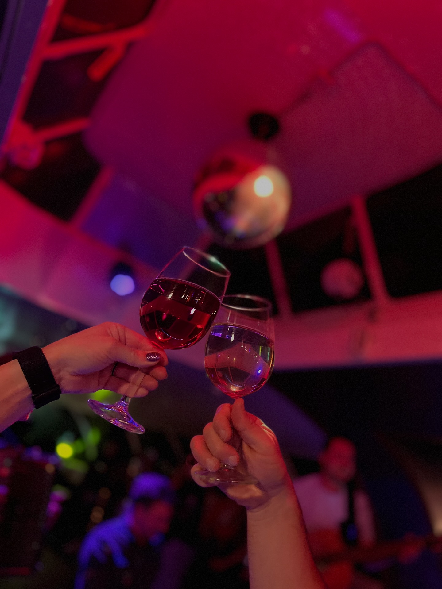 Meteor Club - 🥂 Zwei Gläser, ein Cheers – ab in die... | Facebook
