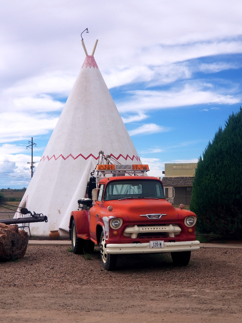 洋楽 303 - City Styles The Wigwam Motel in Holbrook Arizona is Iconic Route 66
