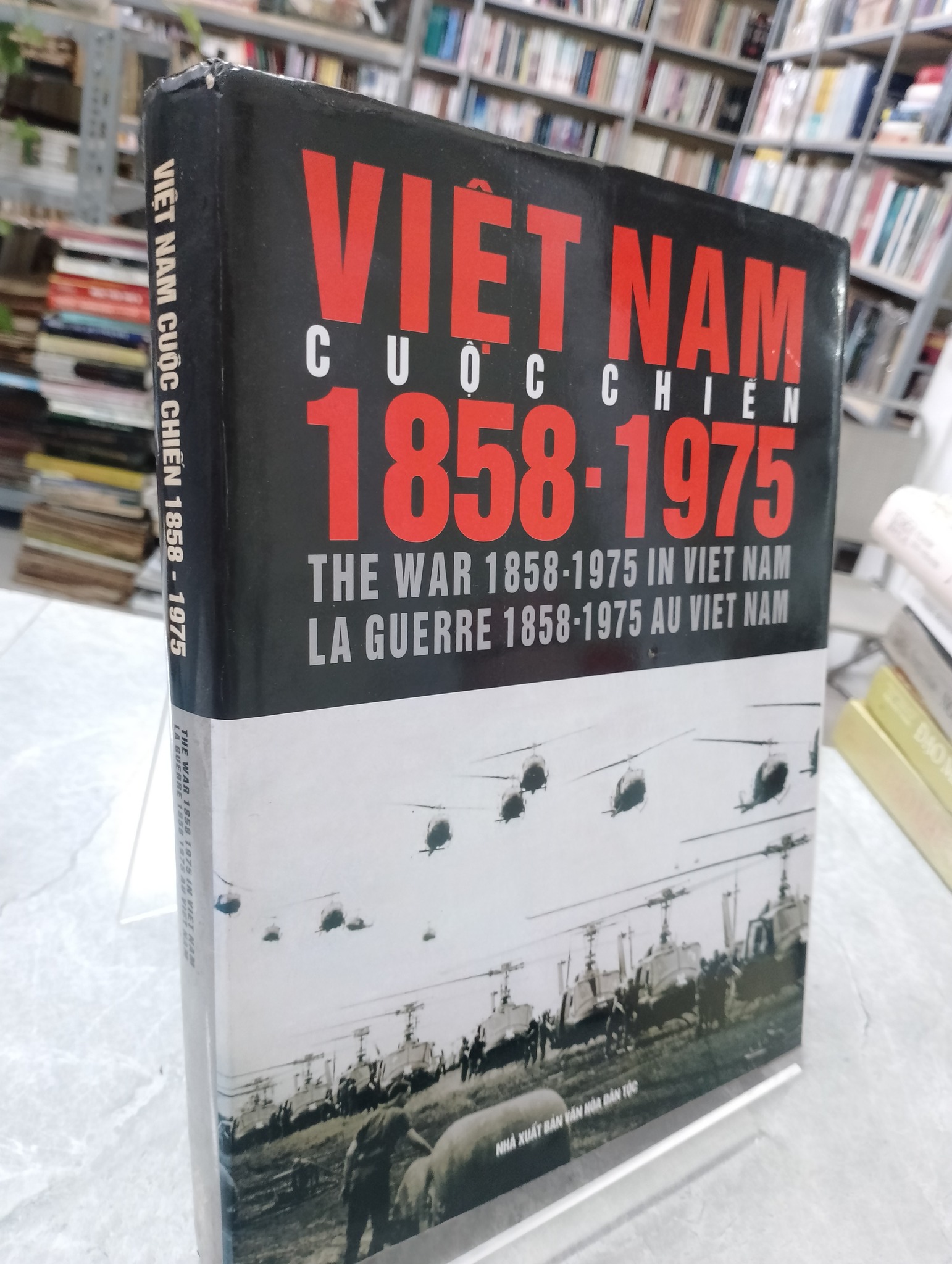 VIỆT NAM CUỘC CHIẾN 1858 - 1975 NXB: 2001 Bìa cứng, gáy và bìa tốt