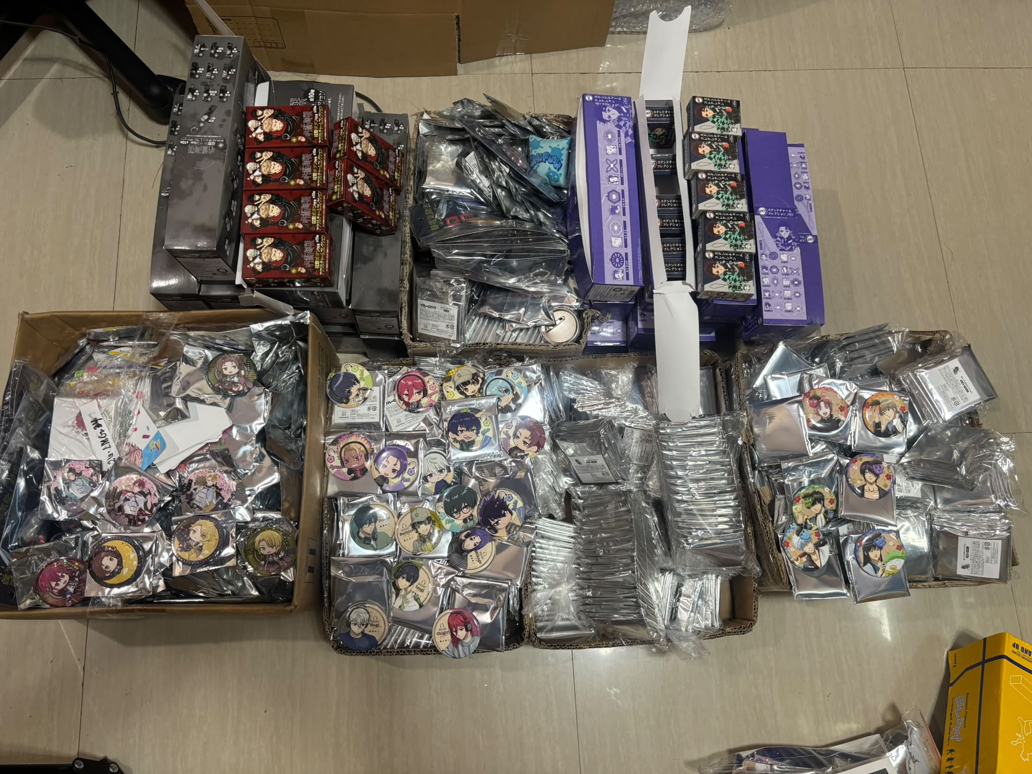 FOR TAKE ALL ANIME MERCH BADGE/PINS & ACRYLIC/METAL KEYCHAINS