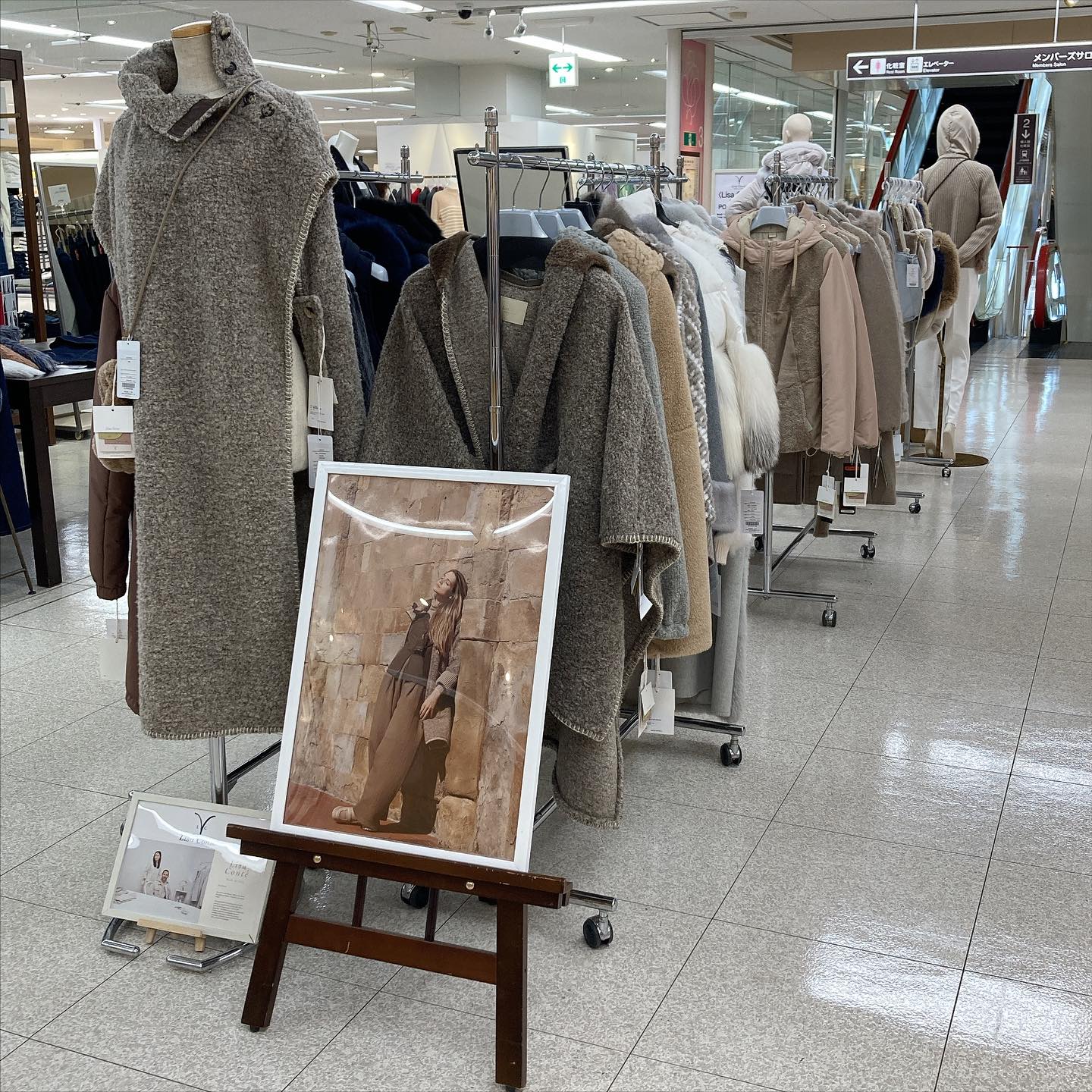Lisa Conte リサコンテ POP UP SHOP ただ今 3階 特設会場におきまして Lisa Conte リサコンテ POP UP SHOPを 開催いたしております イタリア人と日本人夫婦が創り出す トラディショナルと コンテンポラリーが融合した ムートンアウターと バッグの