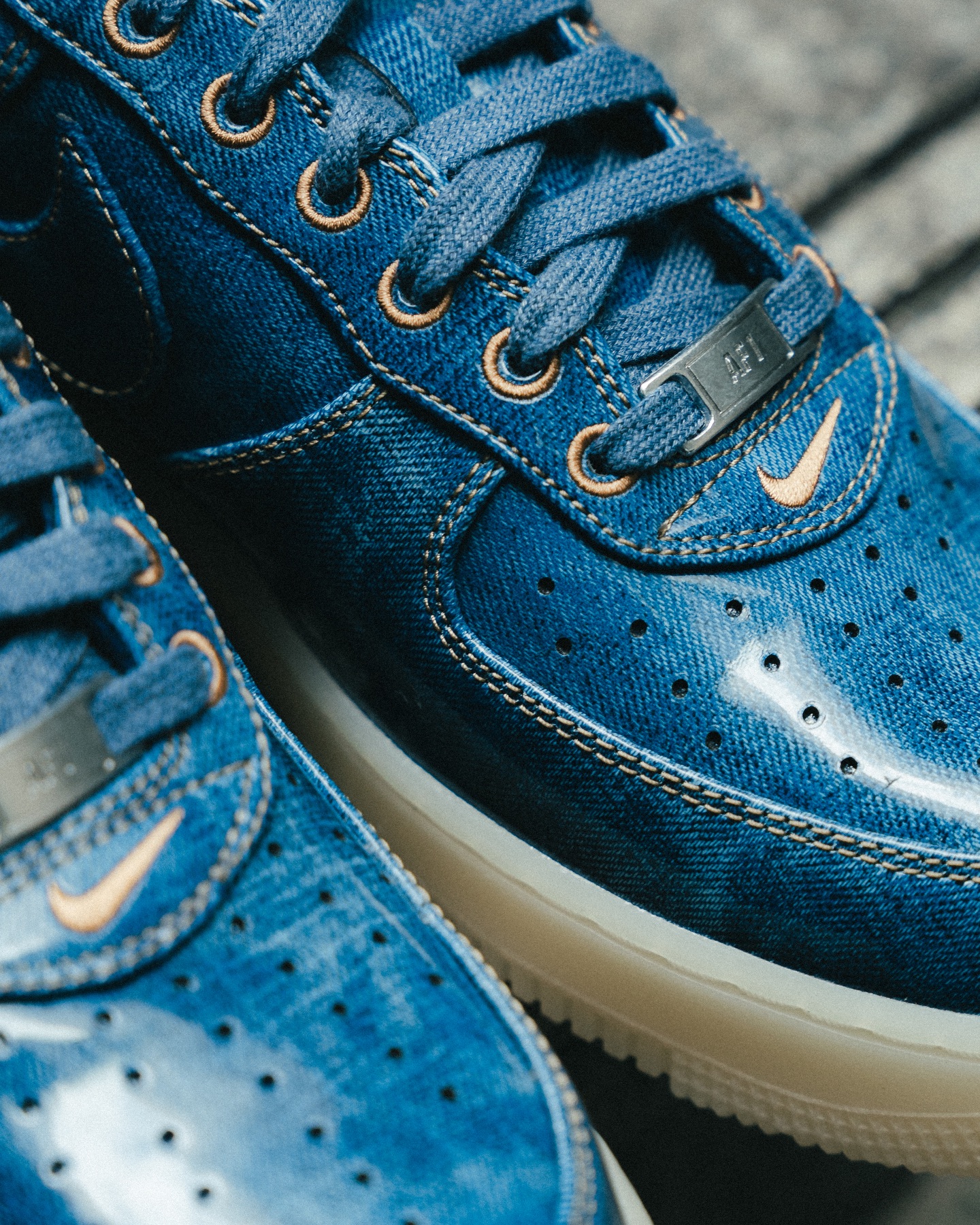 Classic Forces, denim-inspired finish. The Nike Air Force 1 Retro