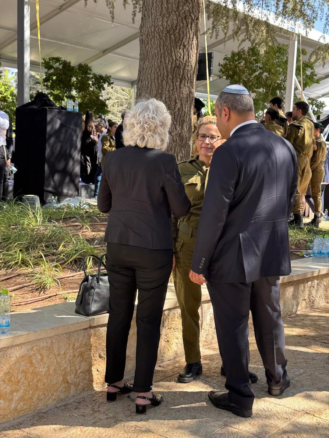 עמית - העובדה שהפצ״רית לא עוכבה לחקירה, שהטלפון שלה עדיין ברשותה ...