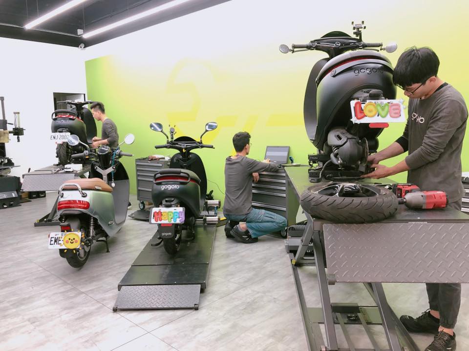 Gogoro員林中山門市 今天很多人趁著還是好天氣的時候帶著他們的gogoro孩子來員林中山門市保養呢 Facebook