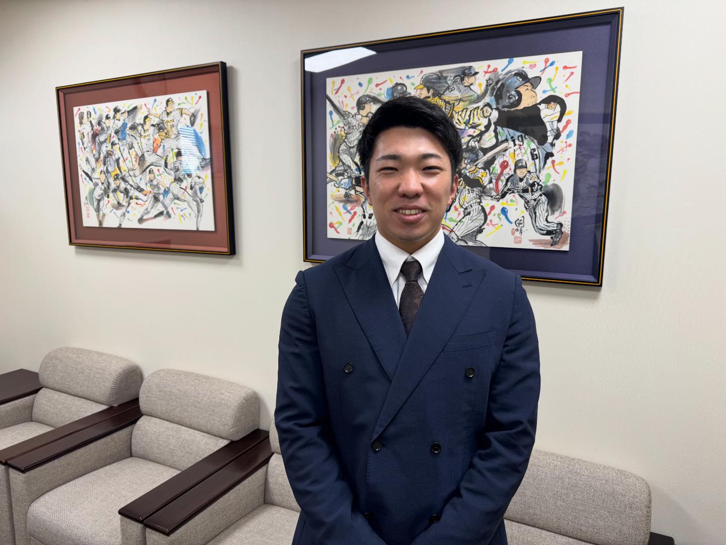 本日、契約更改を行った石井選手の貴重なスーツ姿をお届けします