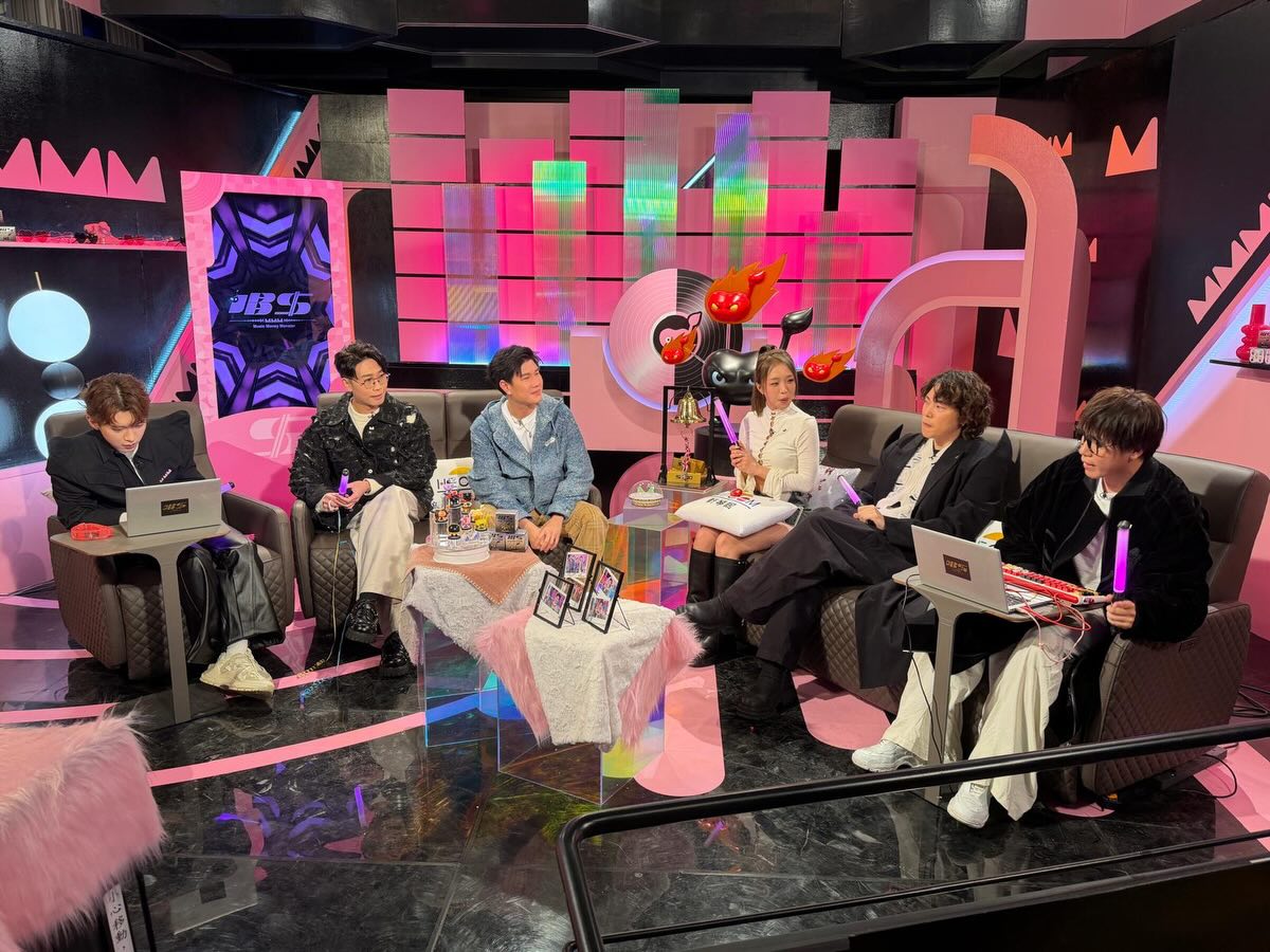 張與辰 Vic - 今日錄「唱錢」的live真係好好玩，大家的留言太有創意，同埋個emoji真係太可愛啦哈哈哈哈😂... | Facebook