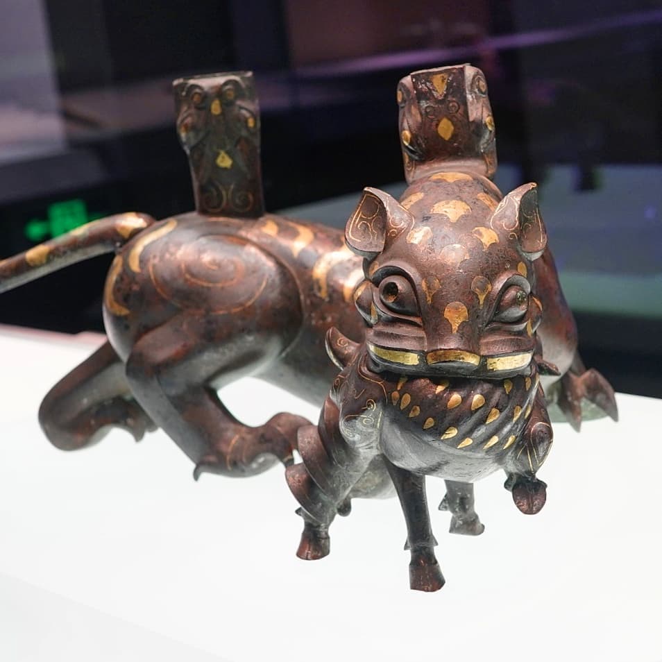 This tiger ate the deer Gold silver tiger bite deer copper screen