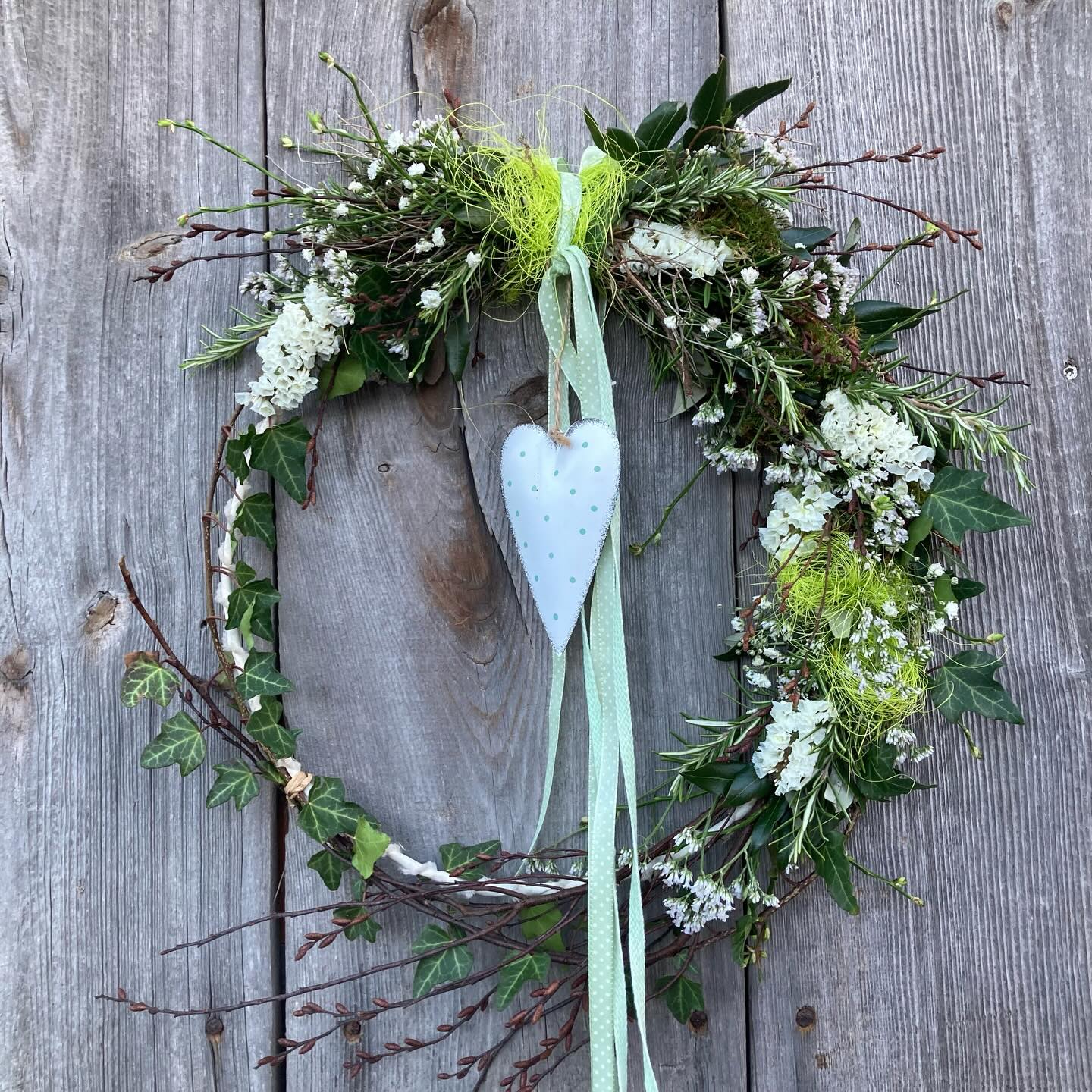 Guten Morgen am Mittwoch 🌸🍃🌸 Mein heutiger Frühlingskranz ist wieder ein Unikat und wird bald die Haustür der lieben Alex schmücken.🥰 Frisch gebunden ist dieser Türkranz, aus verschiedenen Naturmaterialien wie, Steineiche, Rosmarin