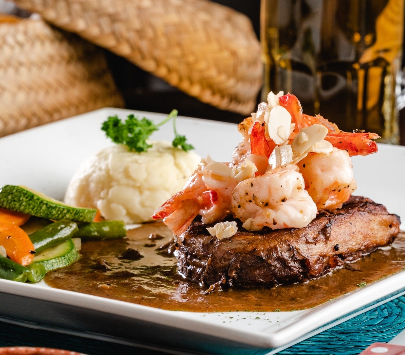 Filete mignon con camarones, acompañado de puré de papa y vegetales ...