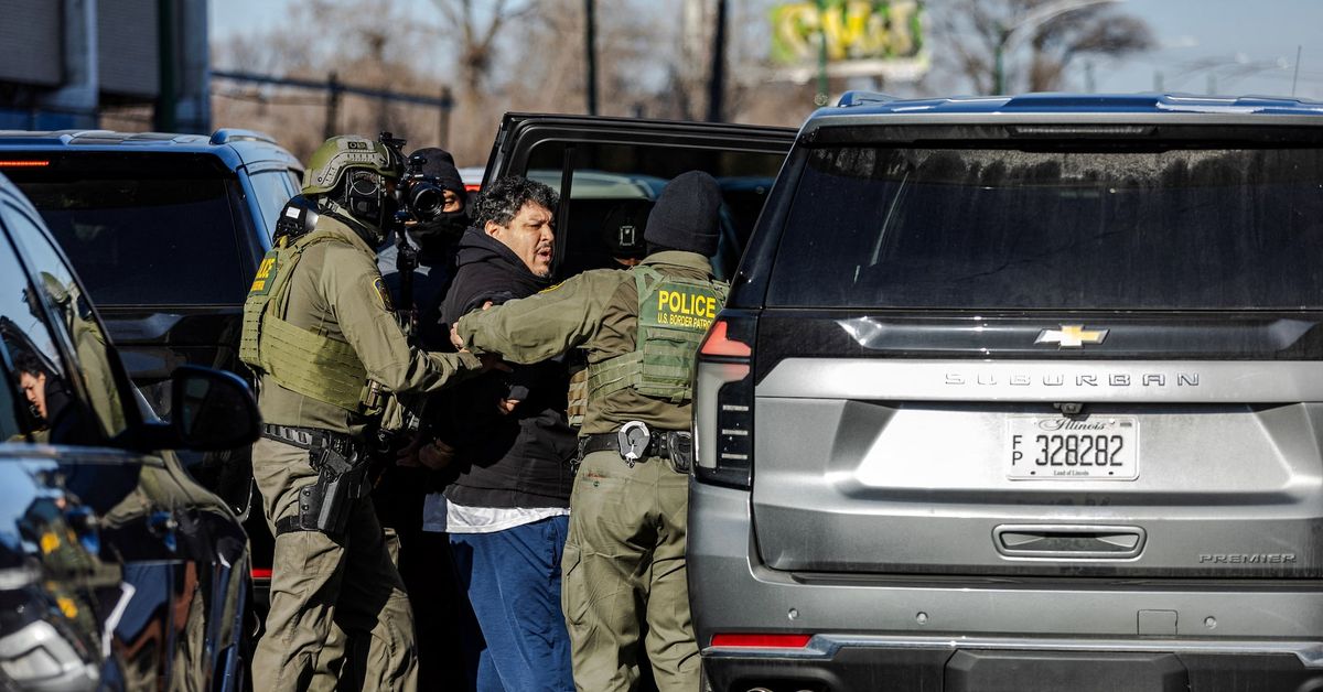 Reuters - Border Patrol commander, agents reappear in force in Chicago ...