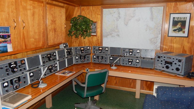 4 F - N9BNO present Collins set-up in the shack. It includes 51S-1, 2 S ...