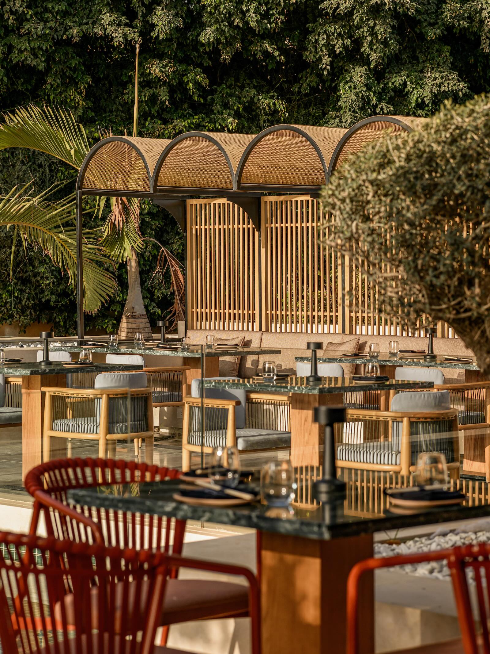 Natural elements extend the experience beyond the restaurant 