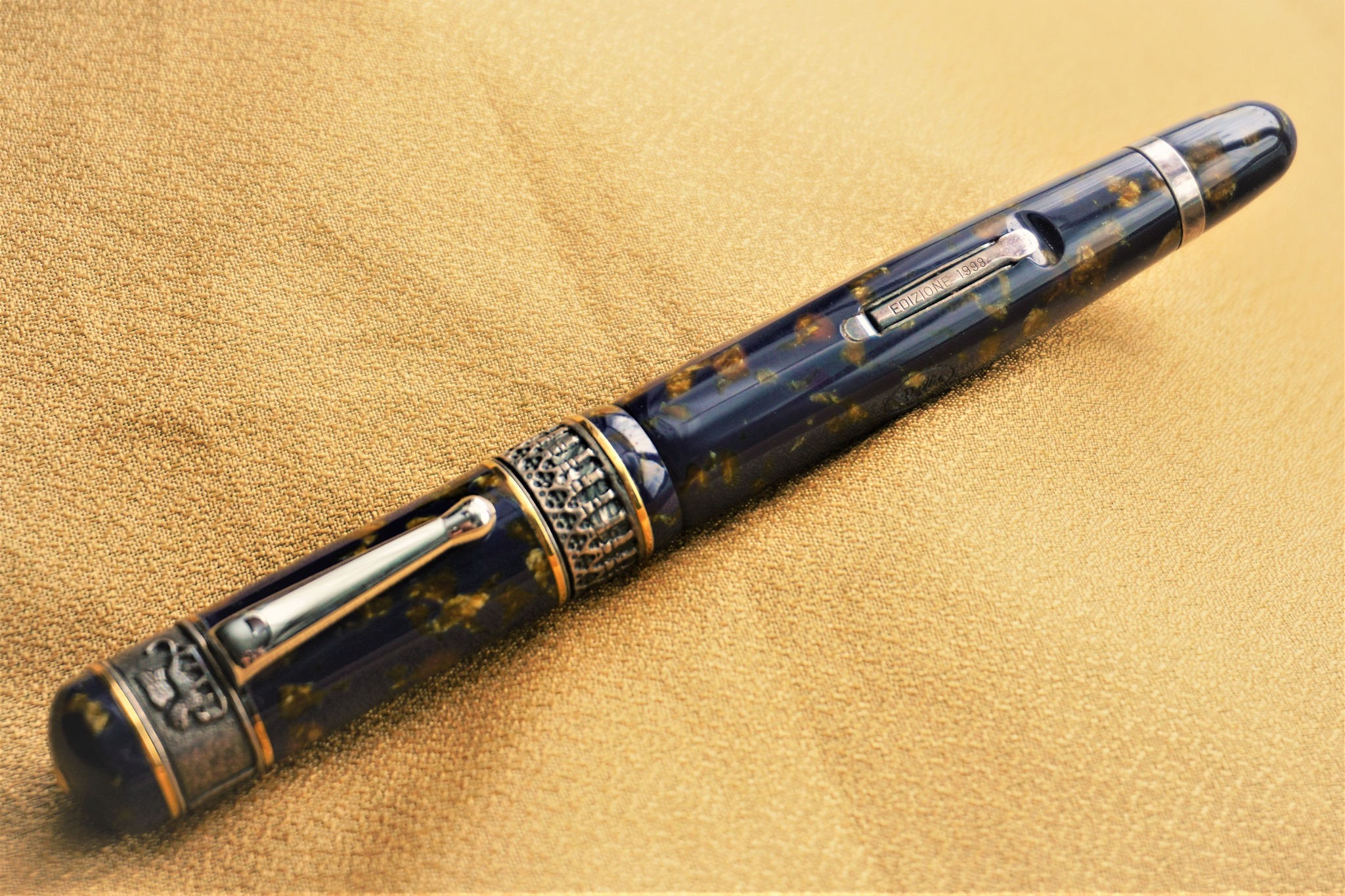 Pen-Box - 一支台灣師傅製作握位的筆、 裝上日本師傅改造的美國尖。 寫起Calligraphy感覺還不錯🙂...