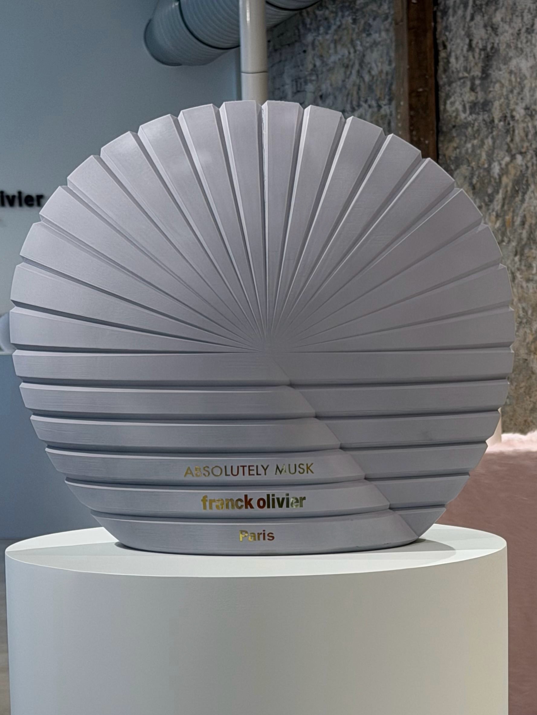 Soft light. Delicate textures. A new signature ! In Paris, Franck 