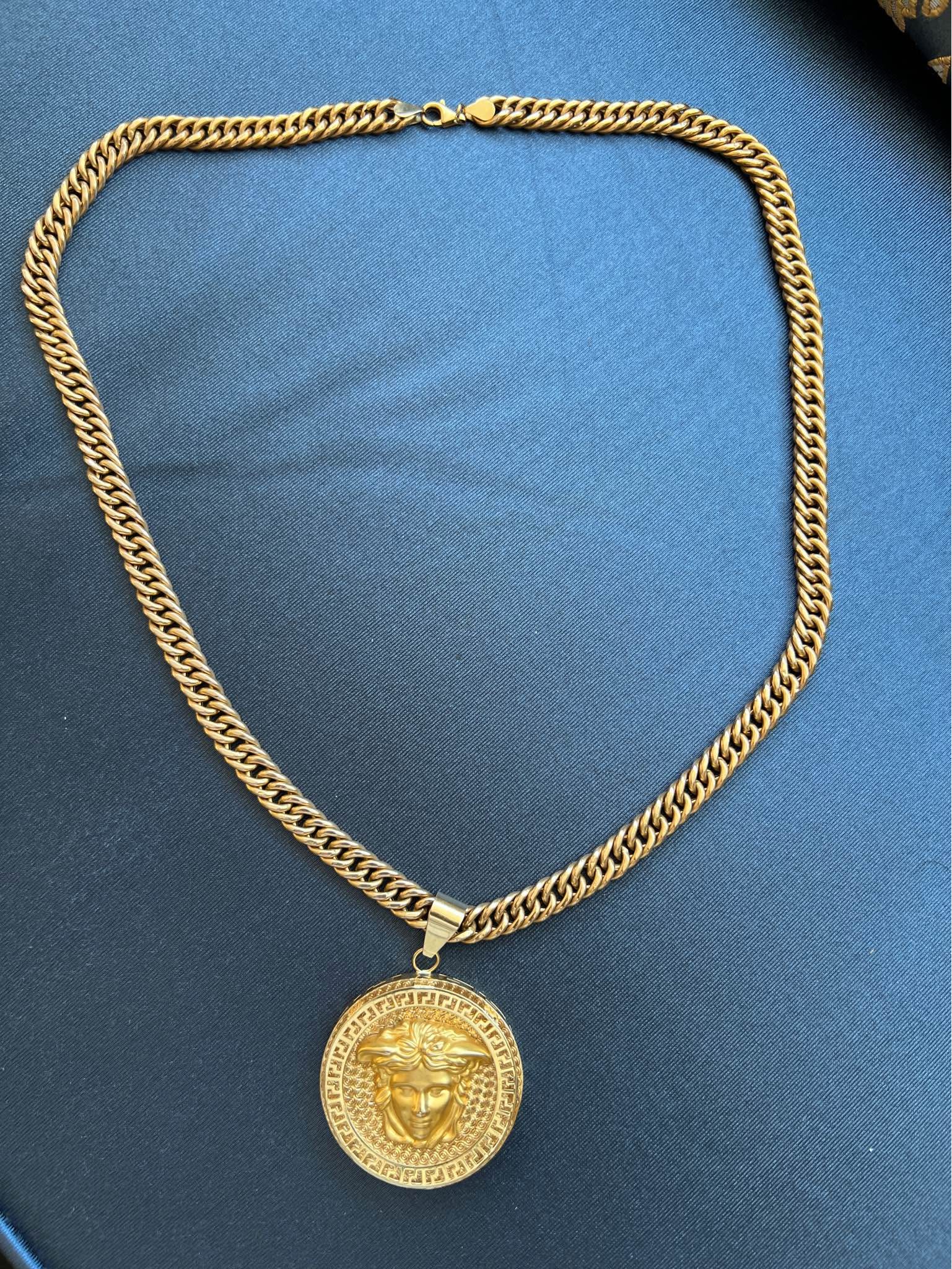 A chain with a Versace pendant in 18K gold. - Necklaces - Markham ...