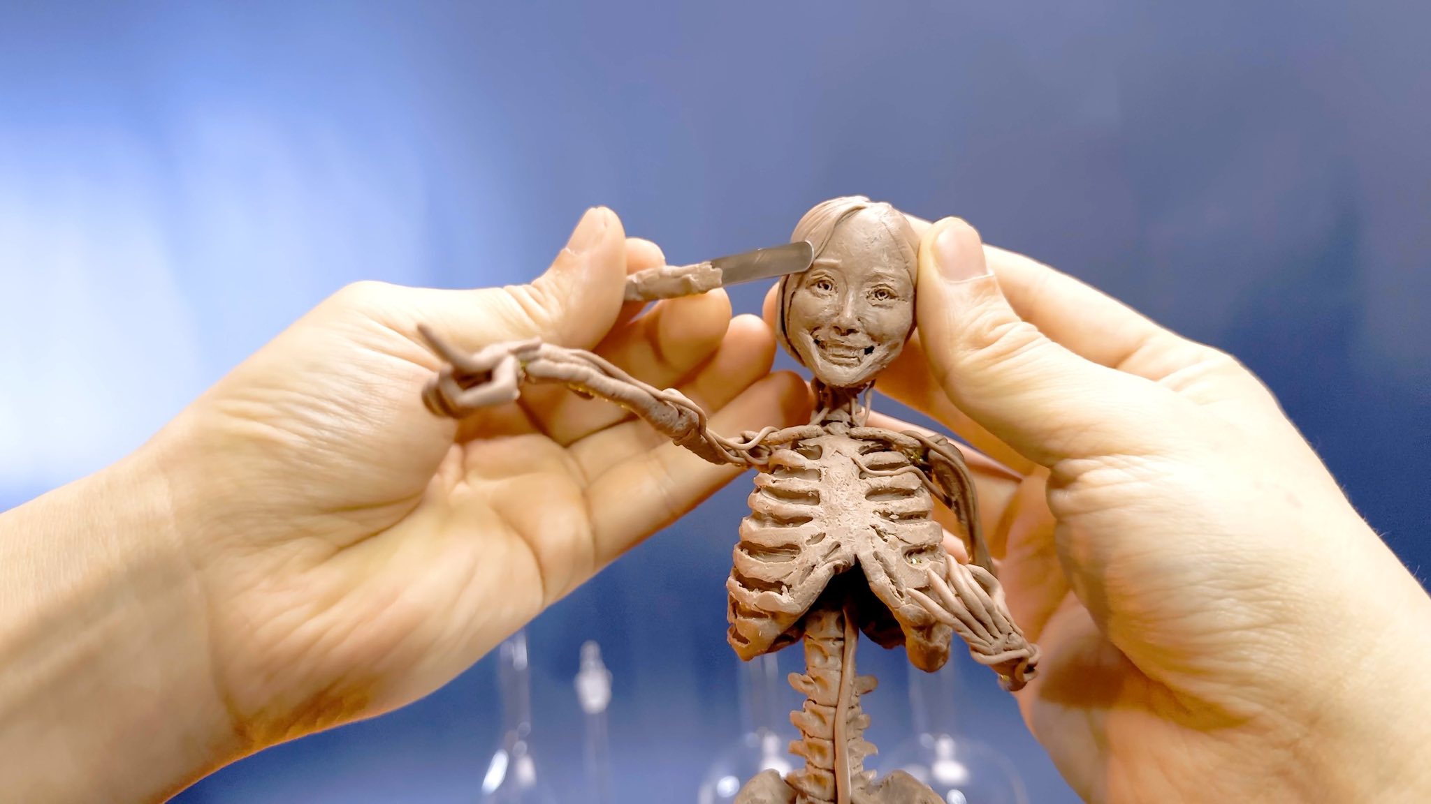 かわいい地獄ちゃんのフィギュアを脳幹、血管、骨から作る