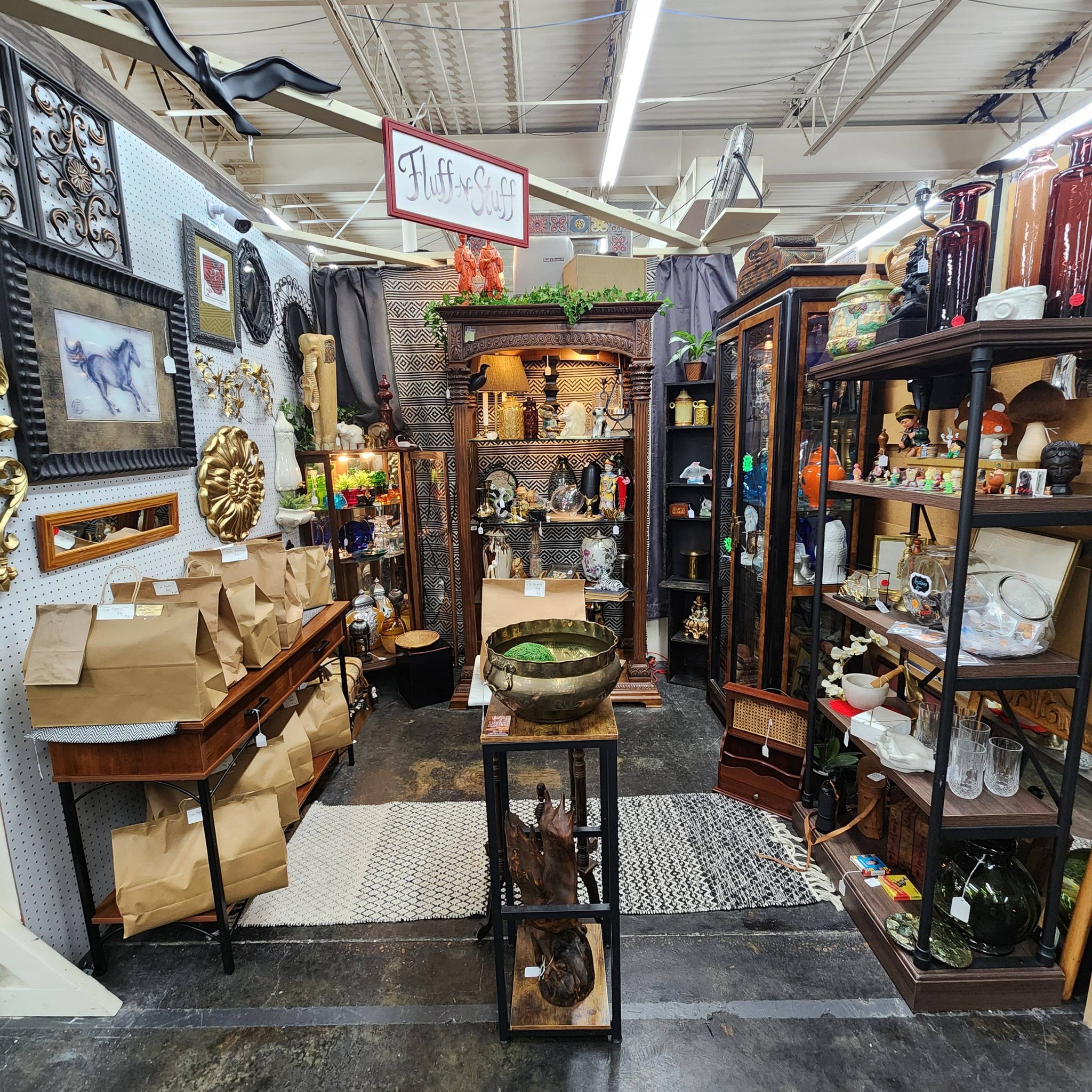 Open 7 days a week until 6pm 2 antique stores on Daybrite Drive in