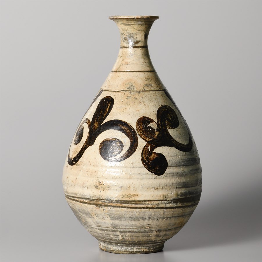 32. 絵刷毛目瓶 李朝時代 15〜16世紀 D. 16.5cm H. 27.5cm