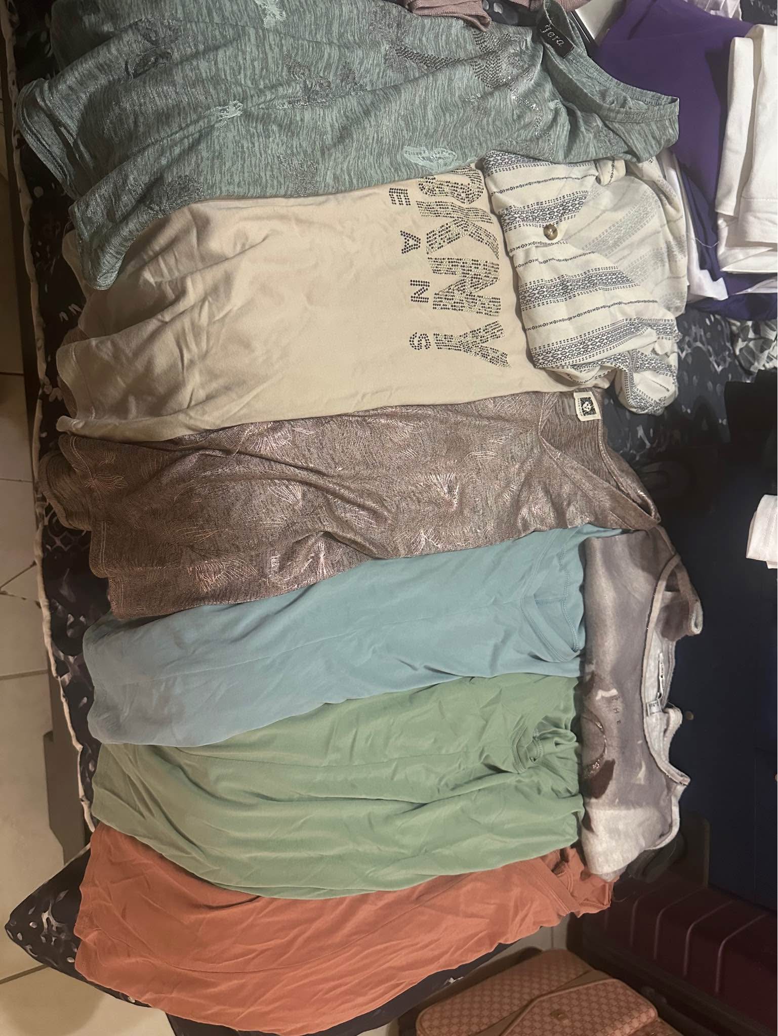 Lote de Ropa de mujer usada talla L y XL Negociable Más de 50 piezas ...