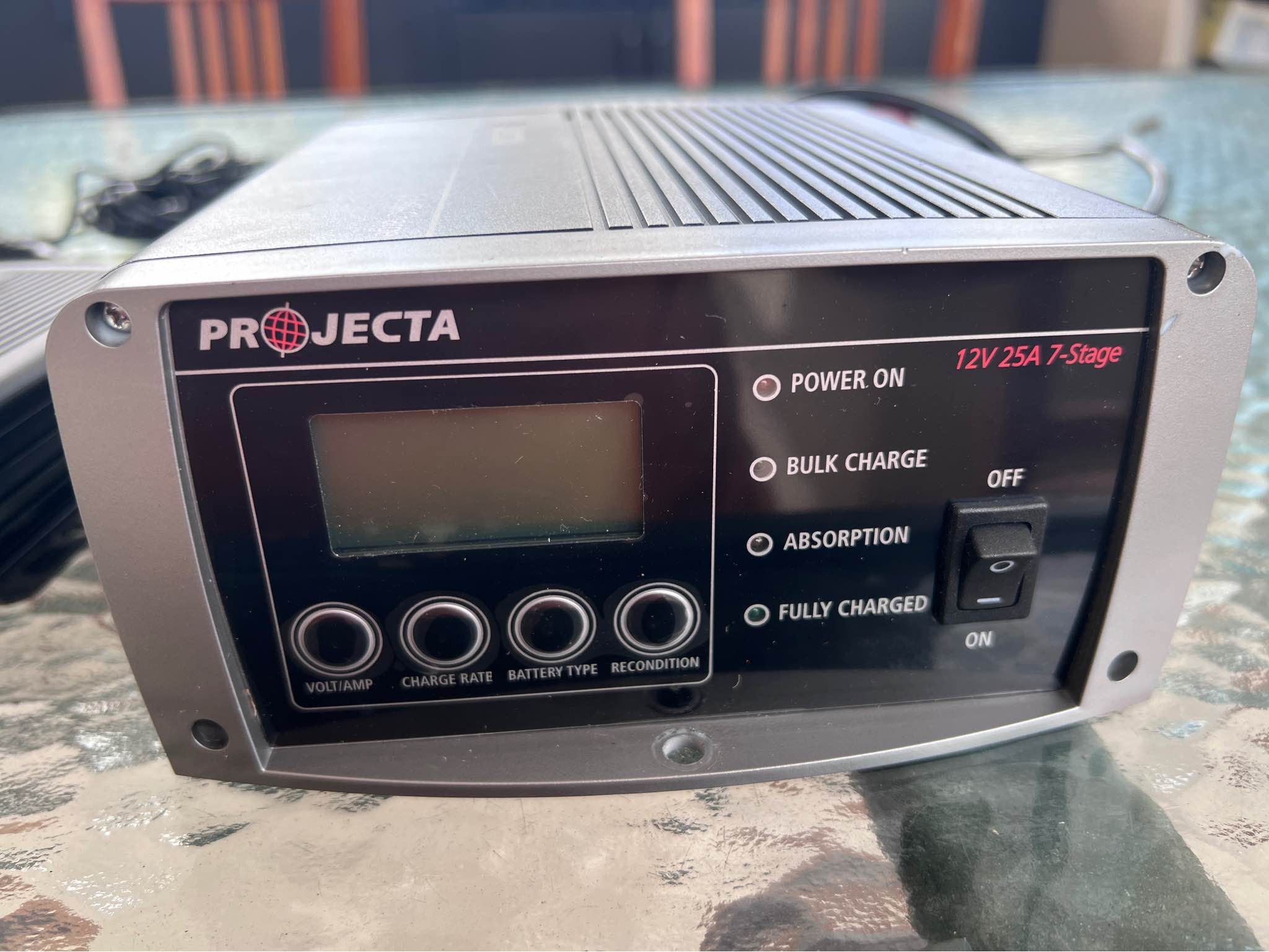 Projecta 25A caravan battery management/charging system (AC/ DC/ Solar ...